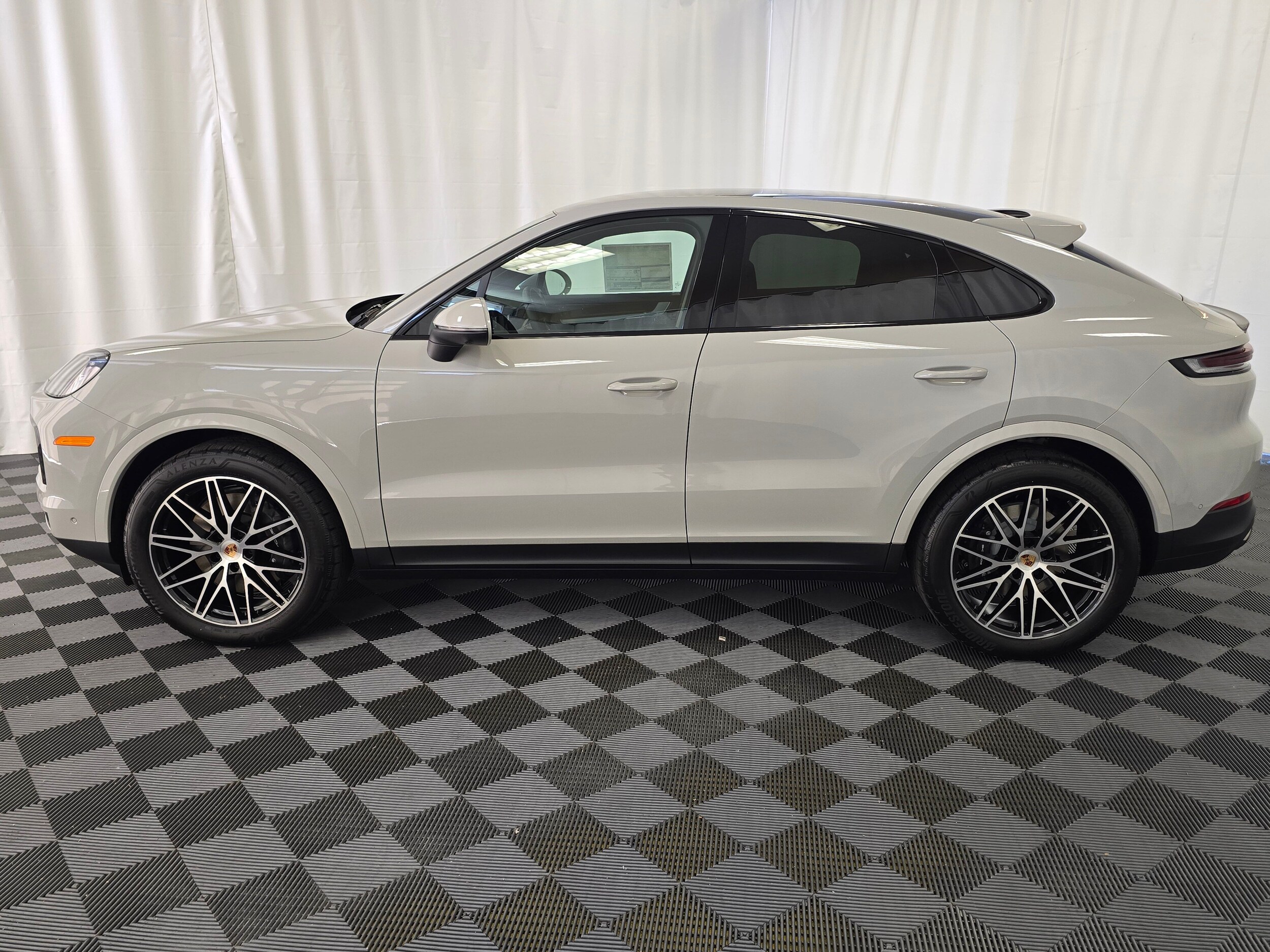 2025 Porsche Cayenne Coupe photo 2