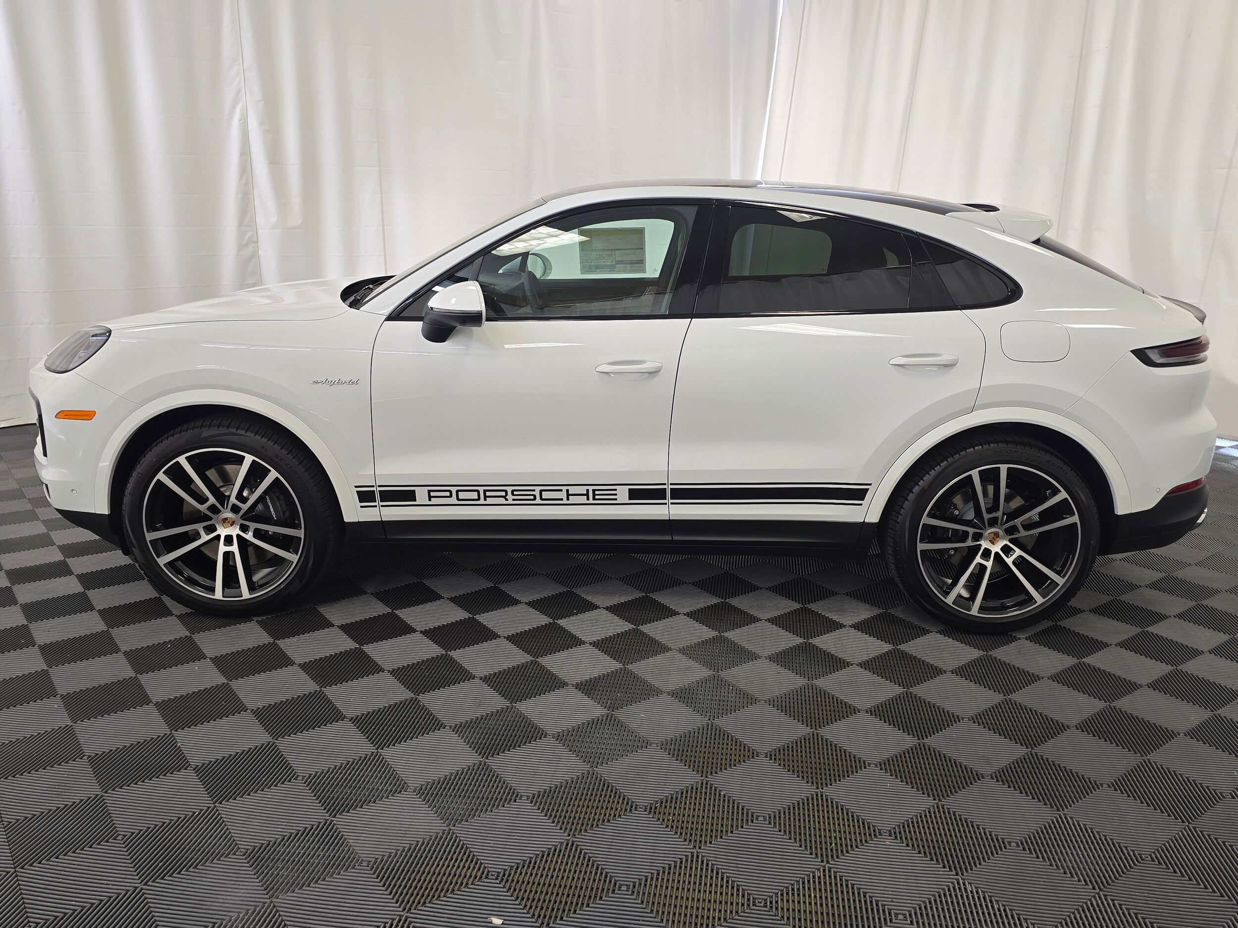 2025 Porsche Cayenne E-Hybrid Coupe photo 2