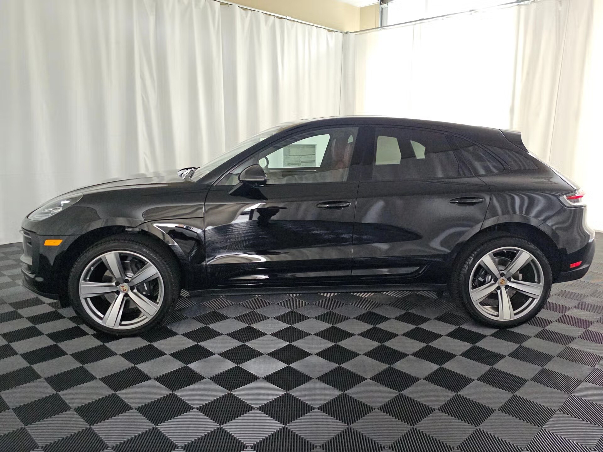 2024 Porsche Macan photo 2