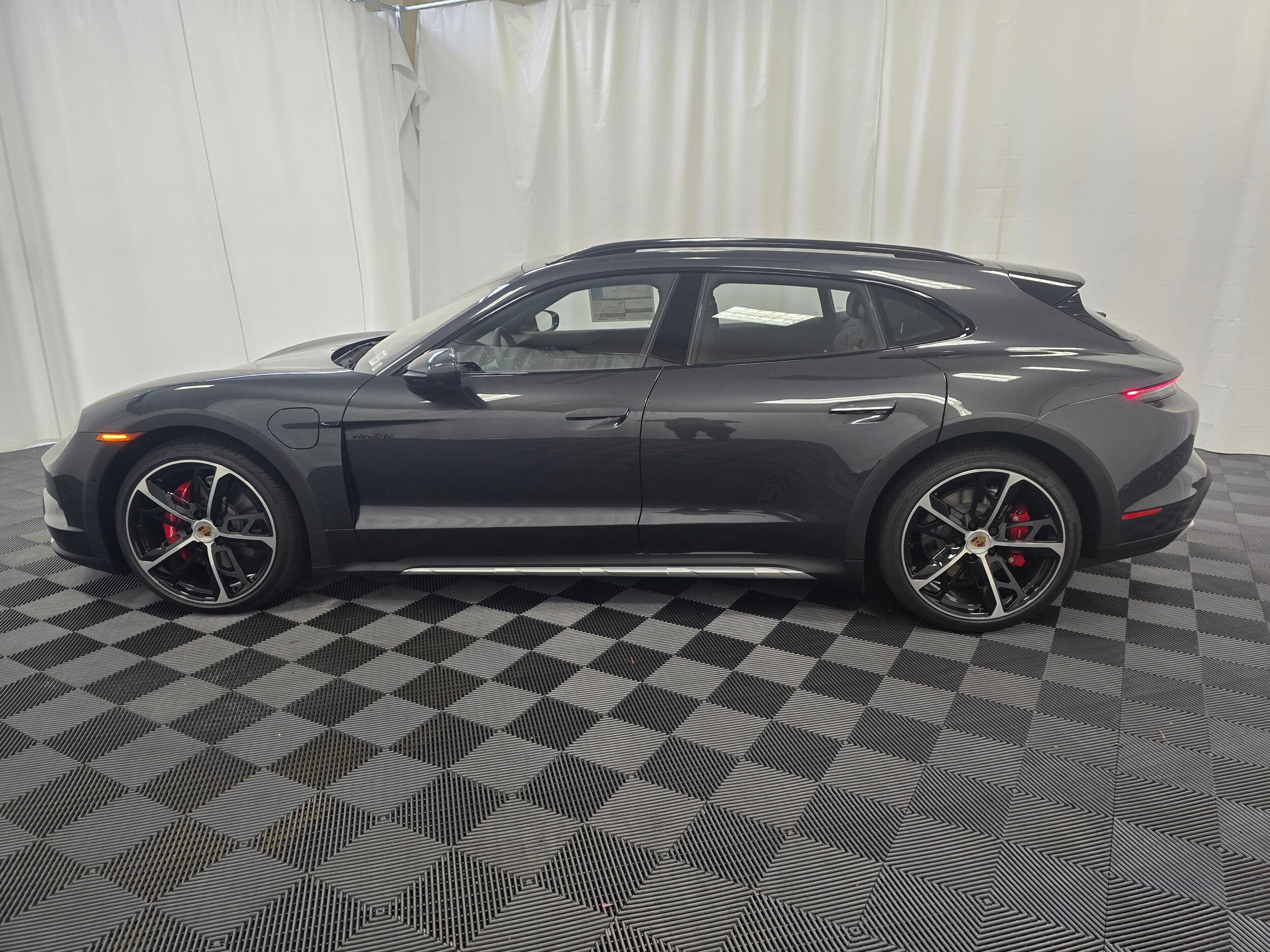2025 Porsche Taycan 4S Cross Turismo photo 2