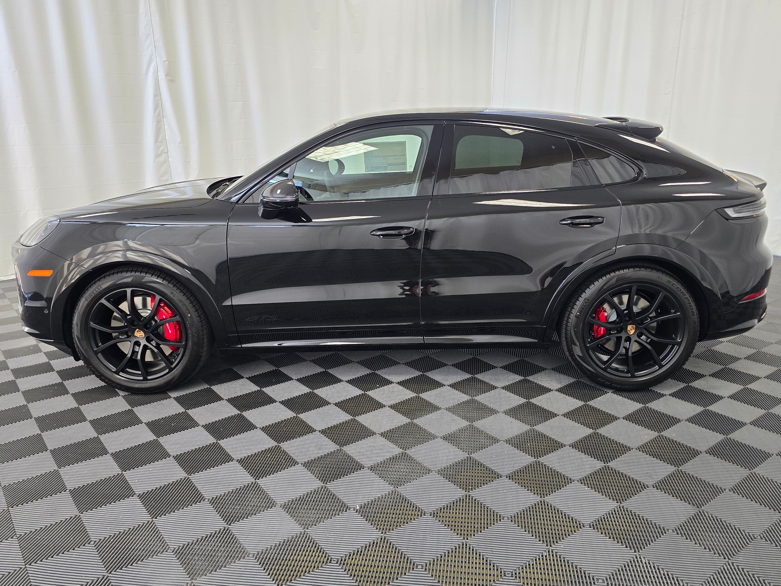 2025 Porsche Cayenne GTS Coupe photo 2