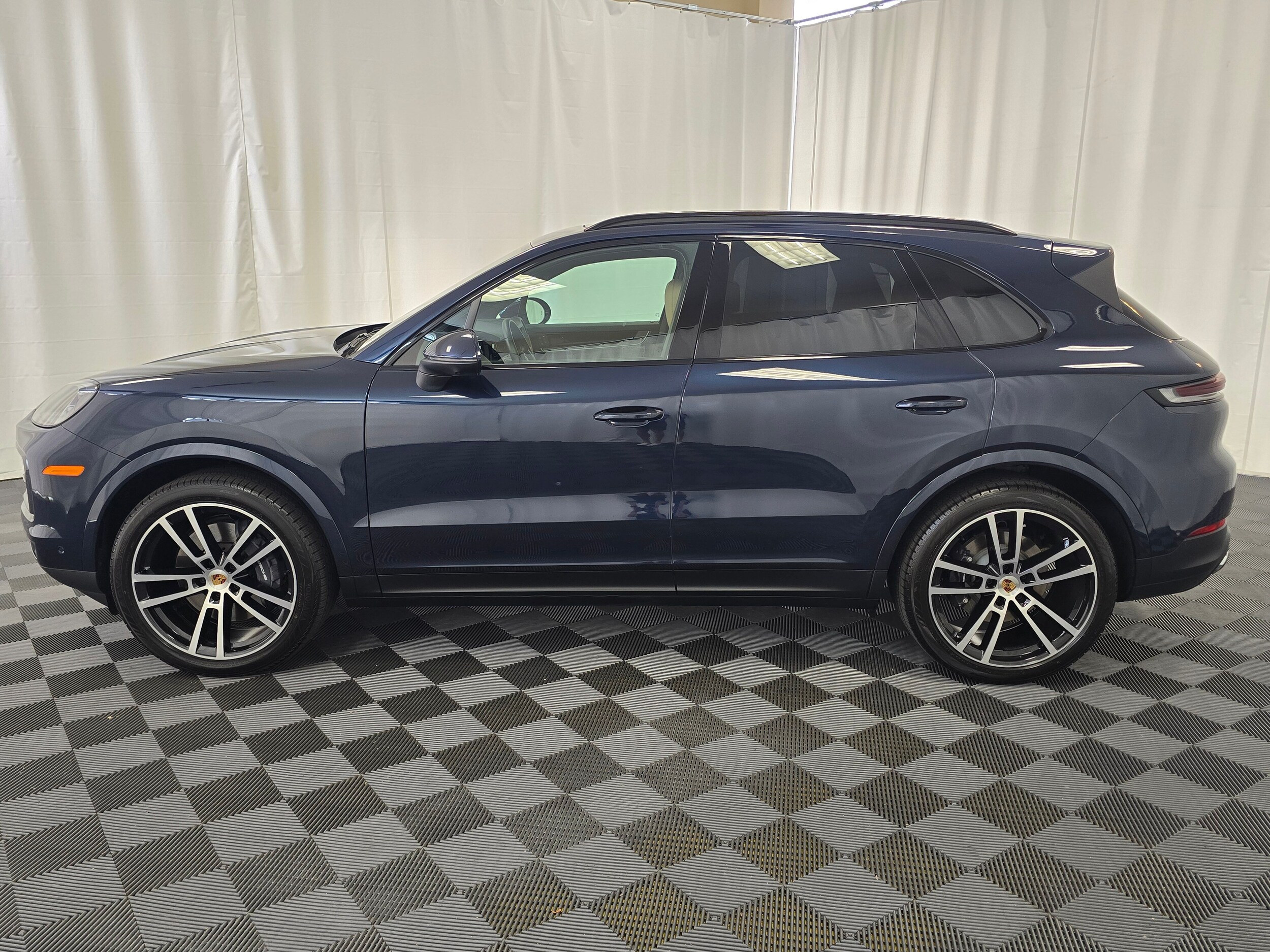 2025 Porsche Cayenne photo 2
