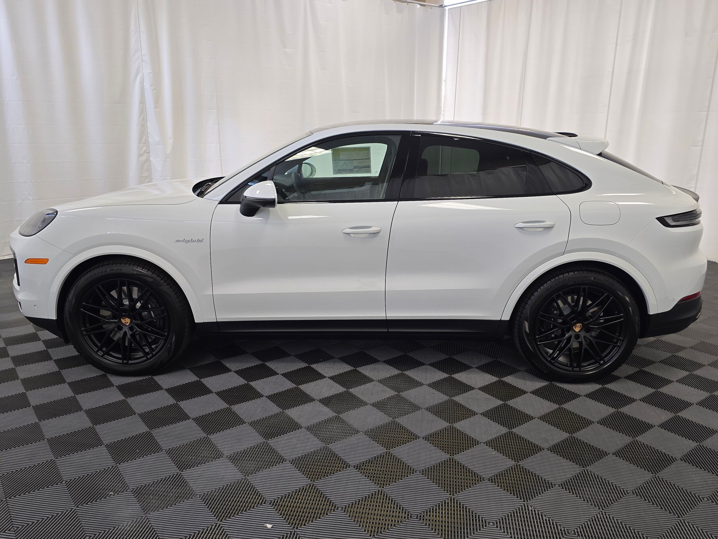 2025 Porsche Cayenne E-Hybrid Coupe photo 2