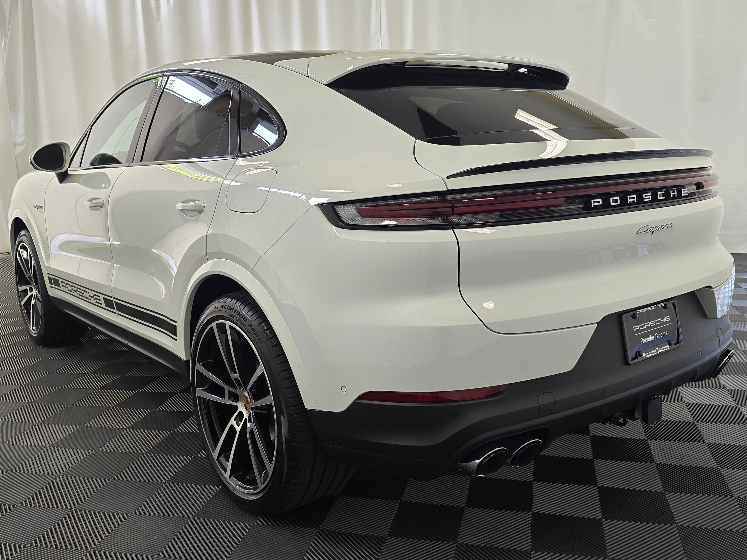2025 Porsche Cayenne E-Hybrid Coupe photo 2