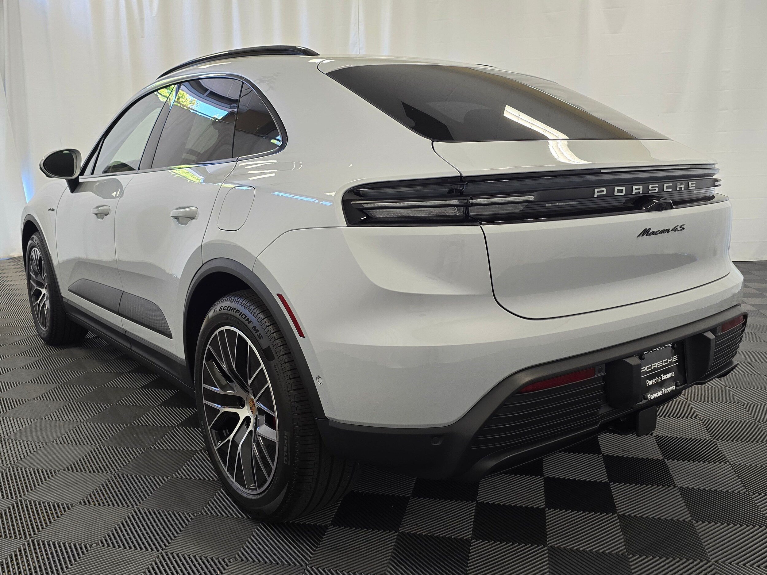 2025 Porsche Macan Electric photo 3