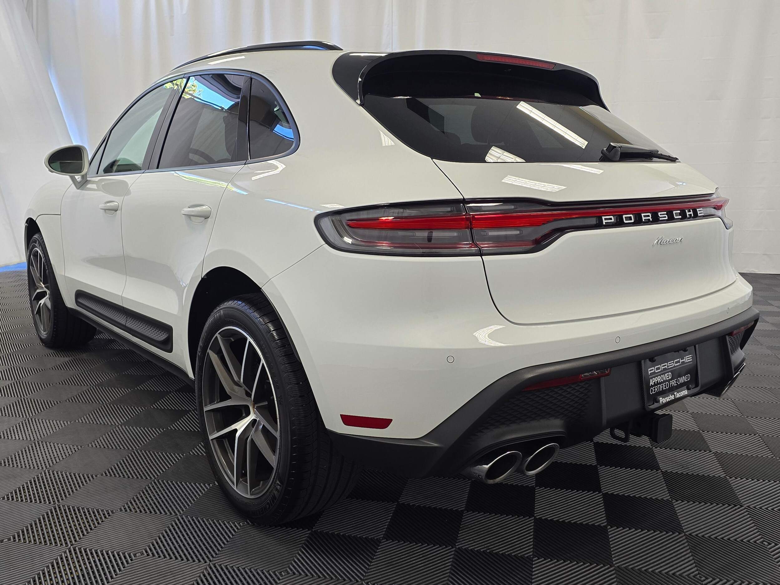 2025 Porsche Macan T photo 3