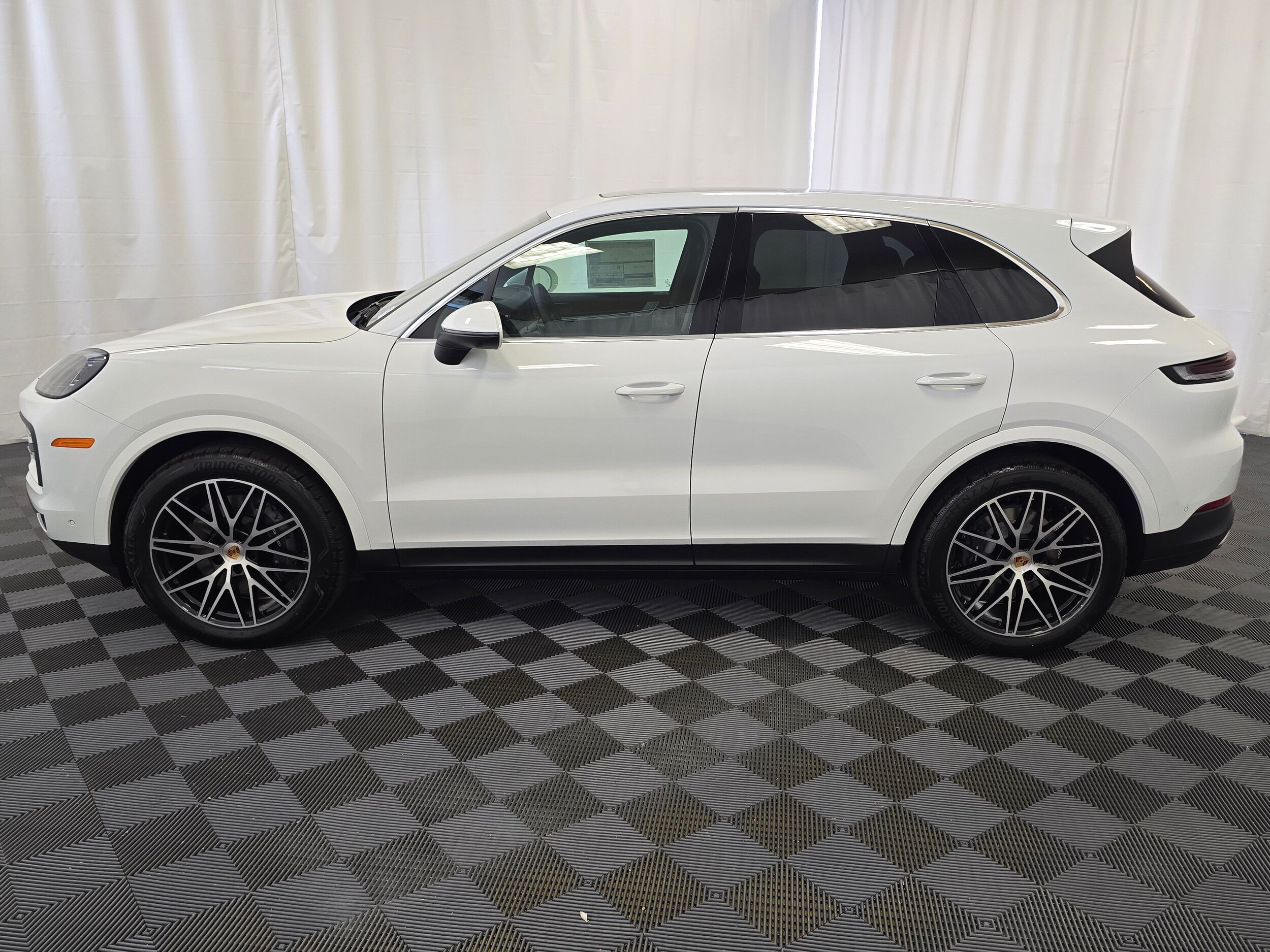 2025 Porsche Cayenne photo 2