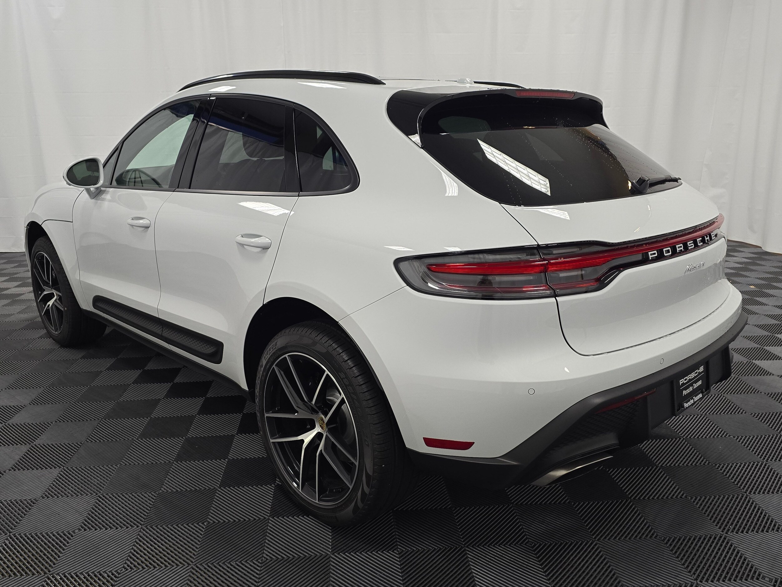 2025 Porsche Macan photo 3