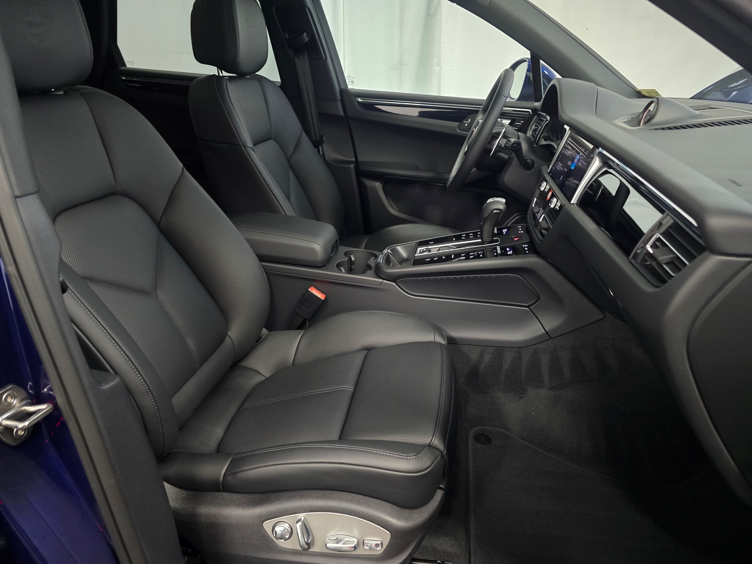 2026 Porsche Macan T - Photo 28