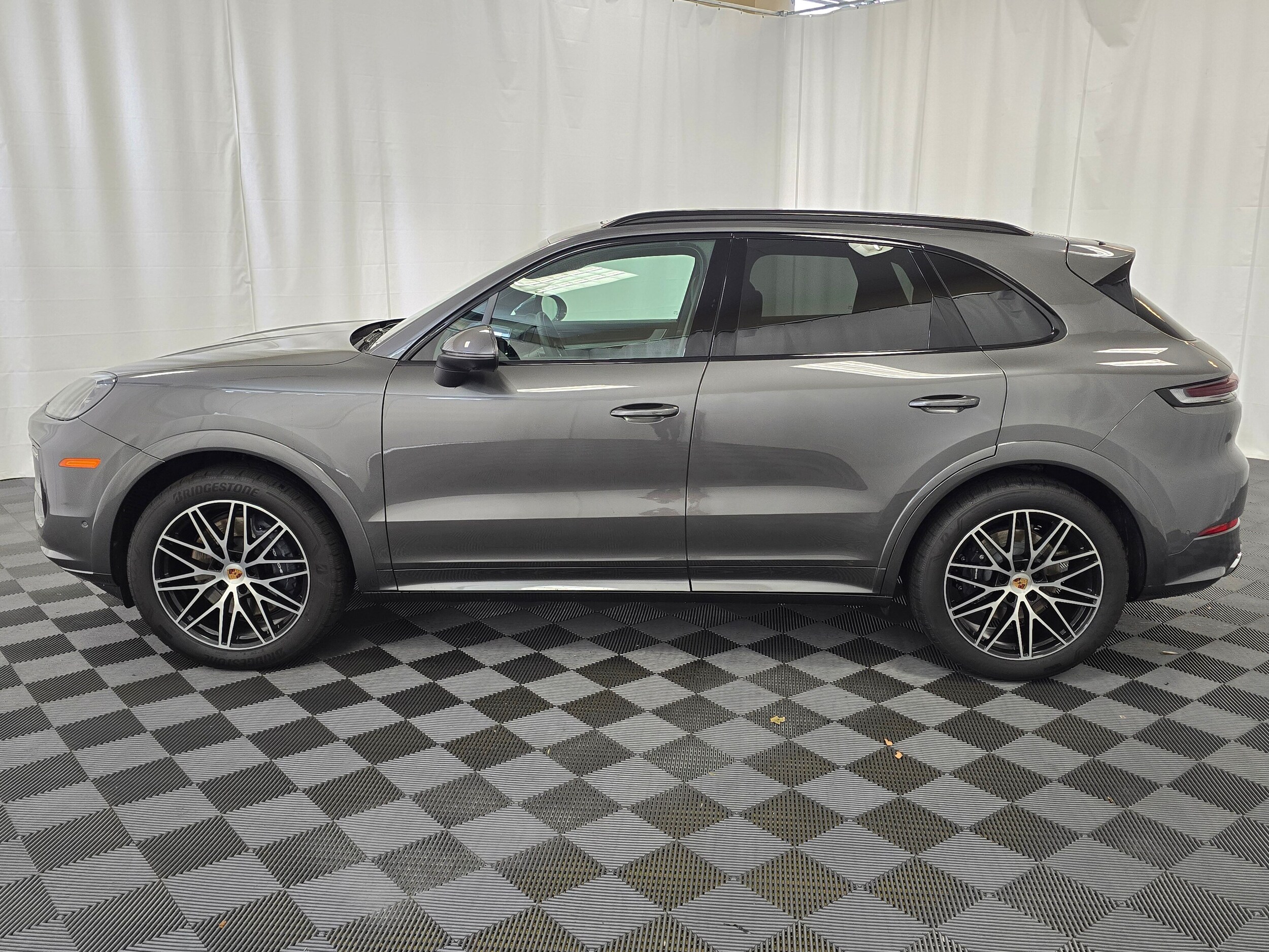2025 Porsche Cayenne photo 2