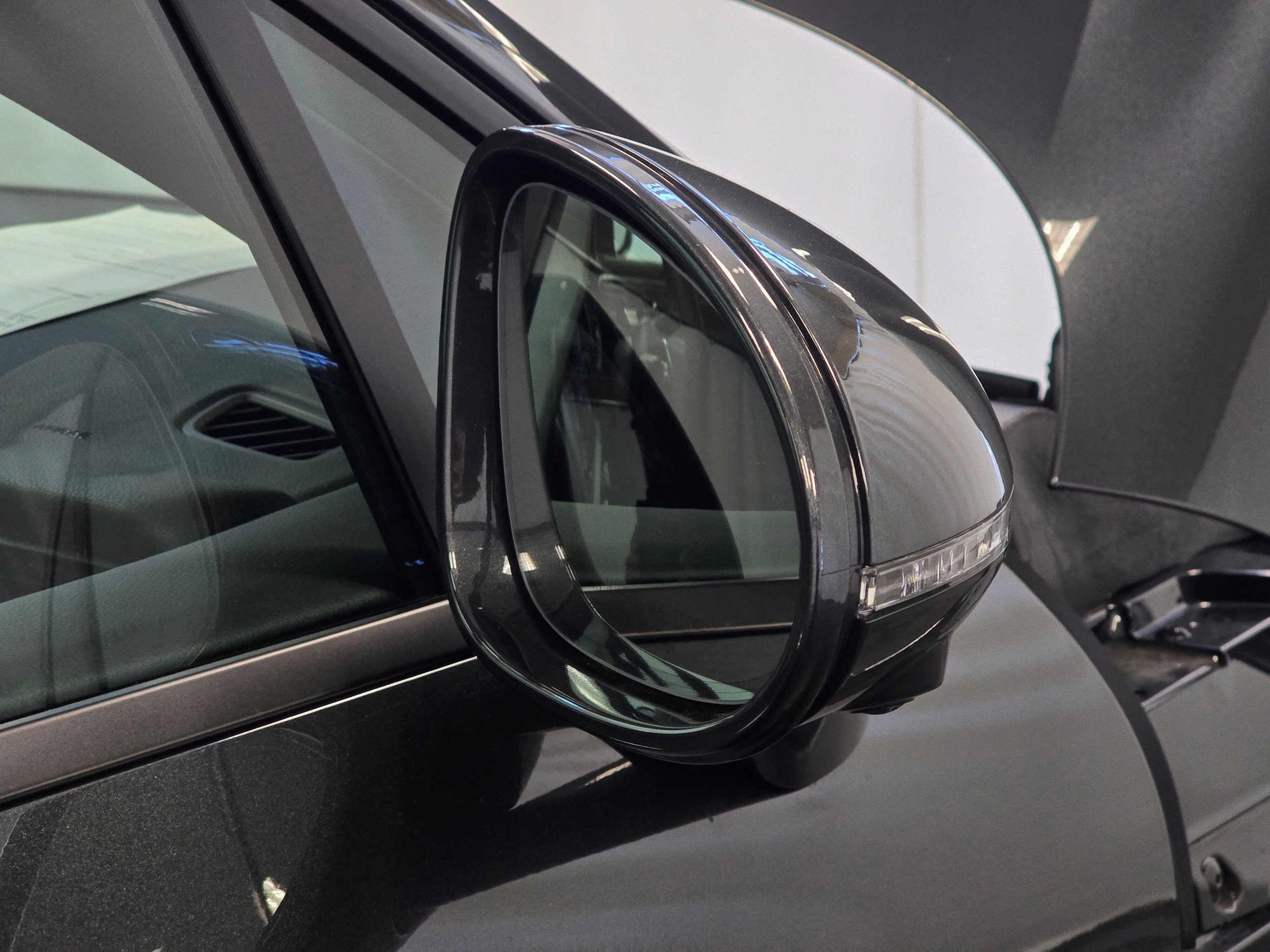 2025 Porsche Macan - Photo 30