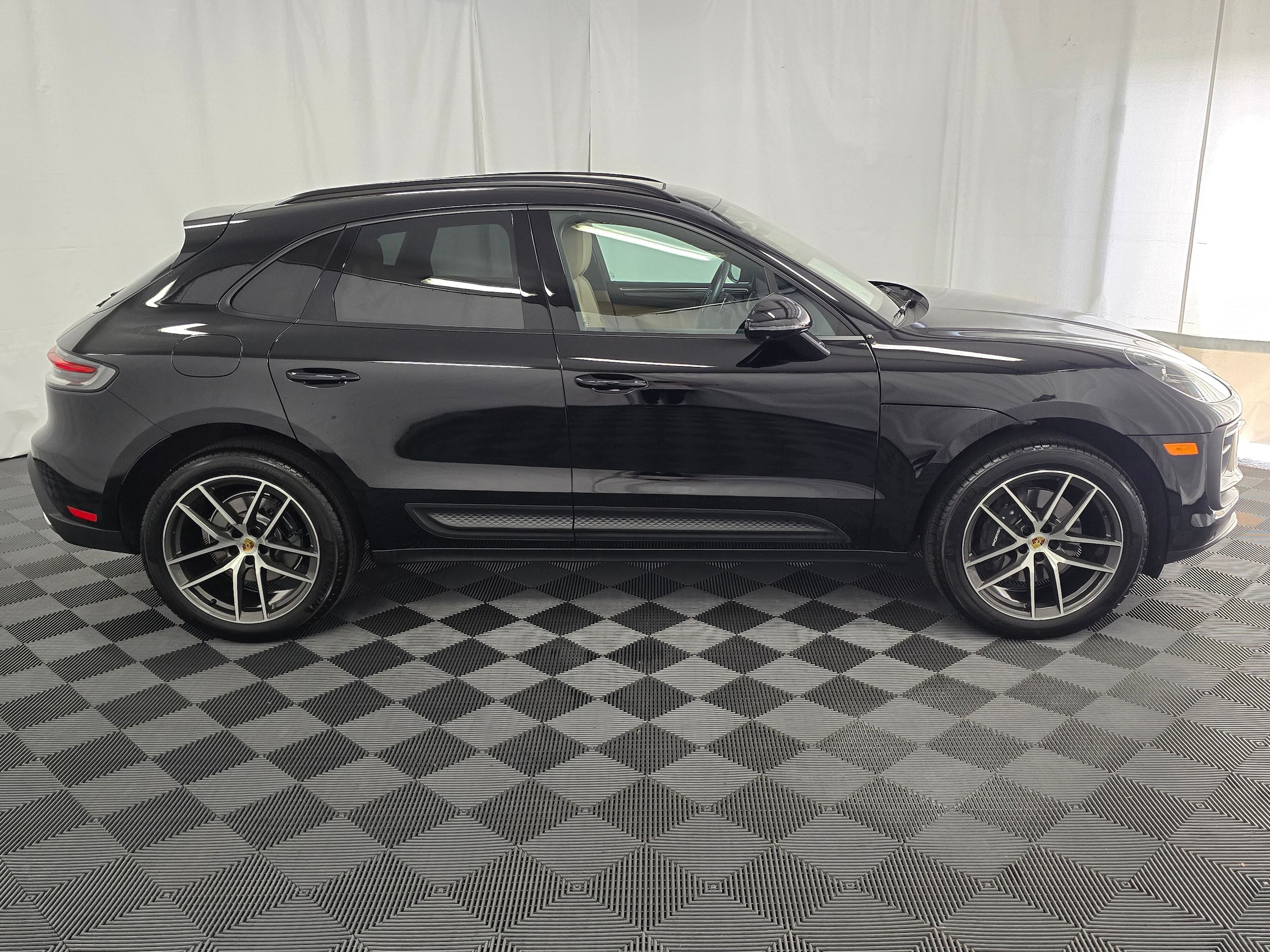 2025 Porsche Macan - Photo 8