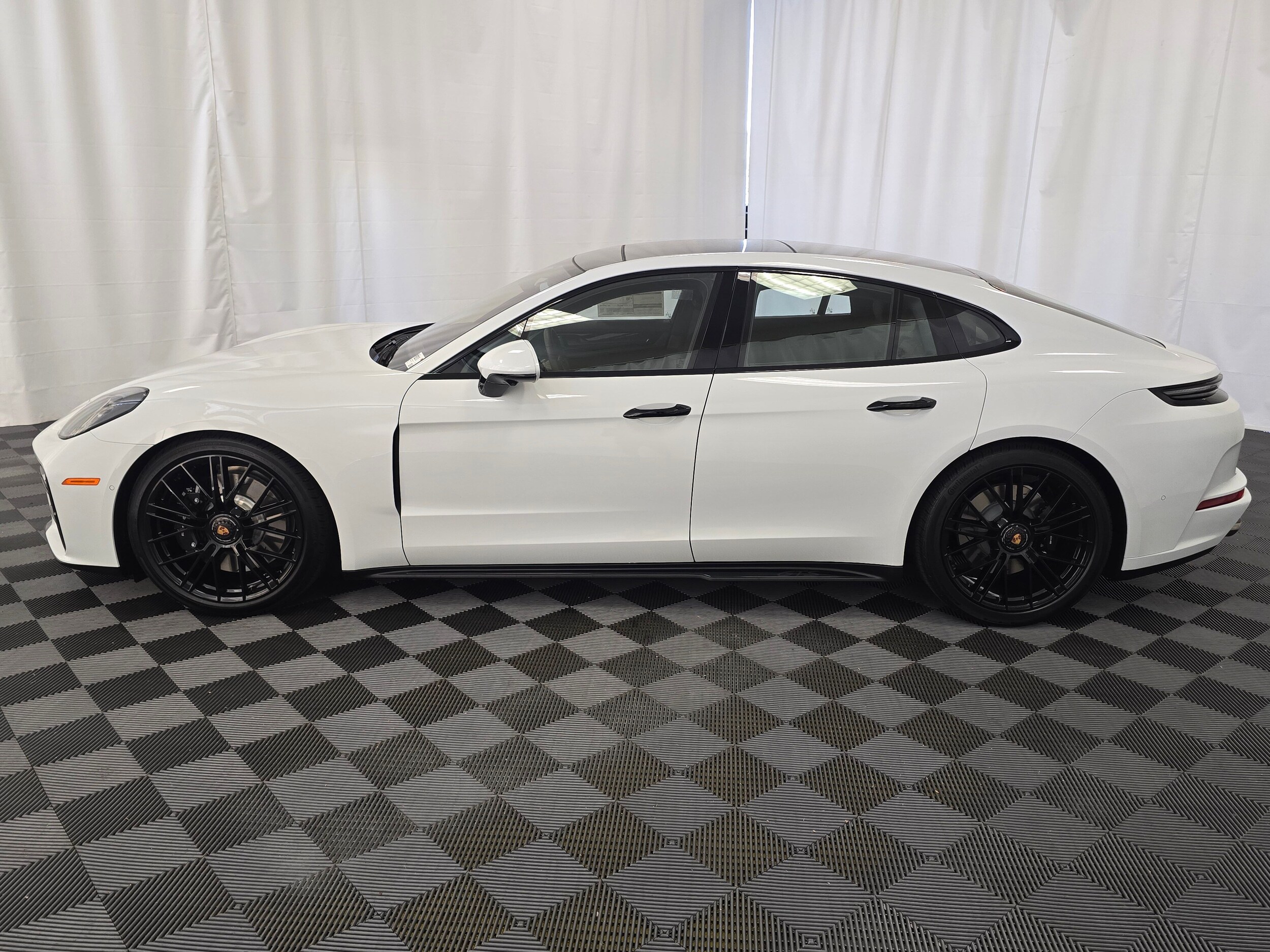 2026 Porsche Panamera GTS photo 2