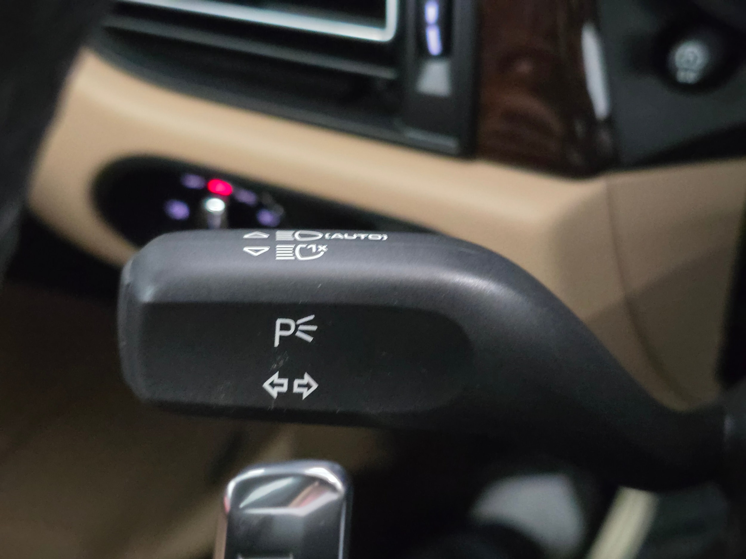 2025 Porsche Macan - Photo 40