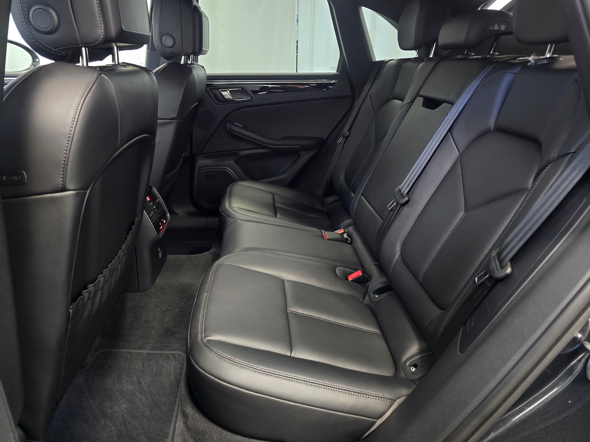 2025 Porsche Macan - Photo 19