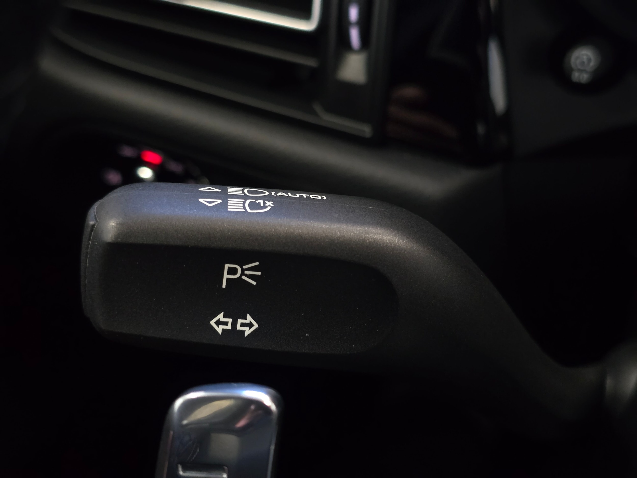 2025 Porsche Macan - Photo 40