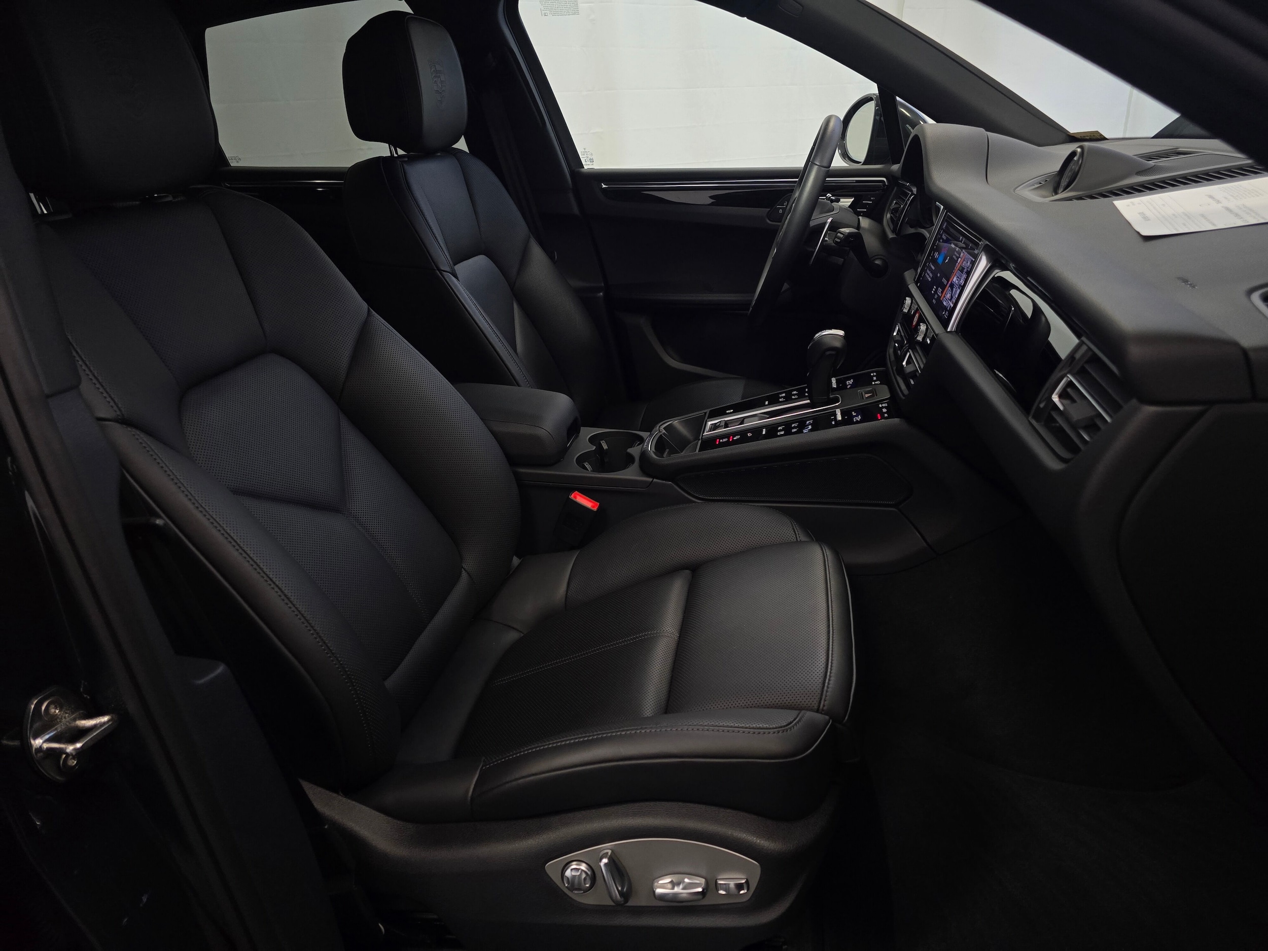 2025 Porsche Macan - Photo 28