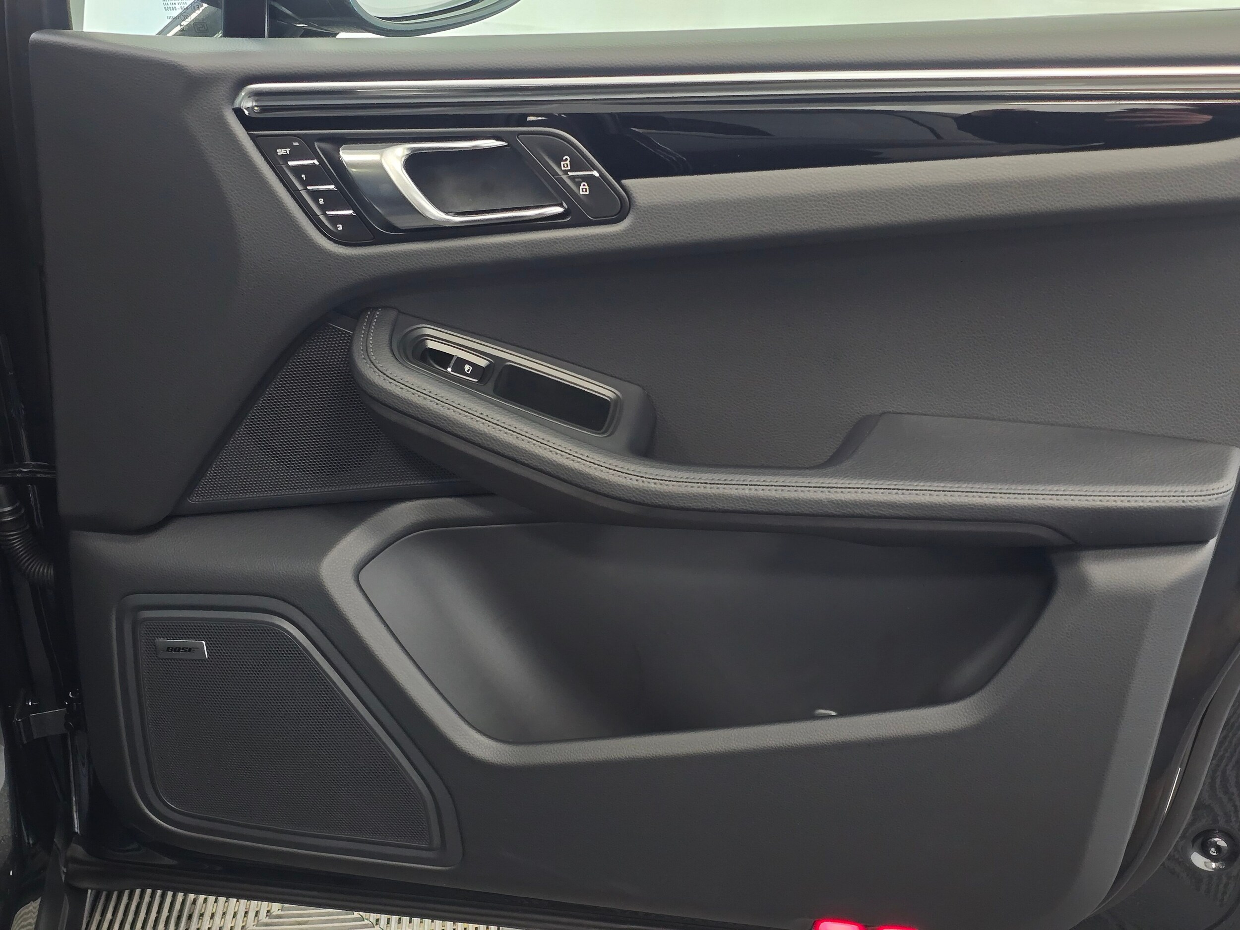 2025 Porsche Macan - Photo 26