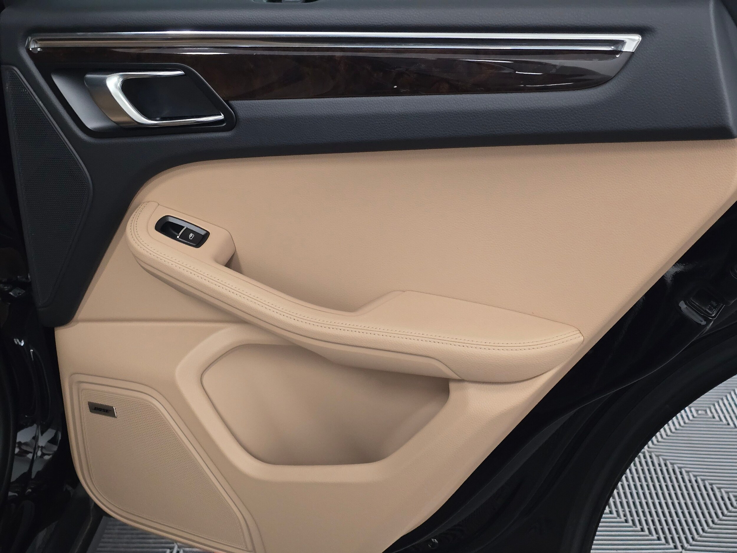 2025 Porsche Macan - Photo 26