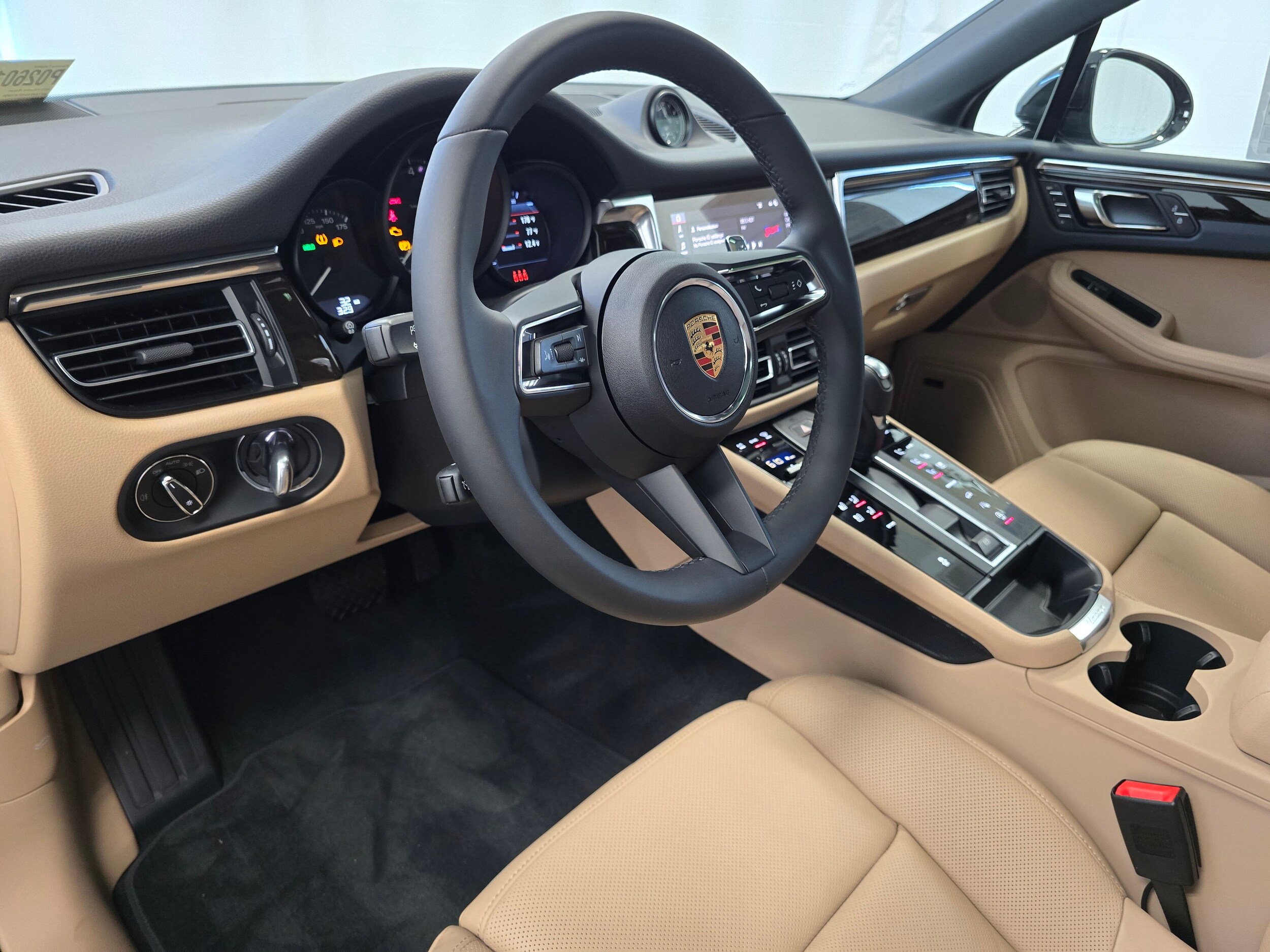 2025 Porsche Macan T photo 4