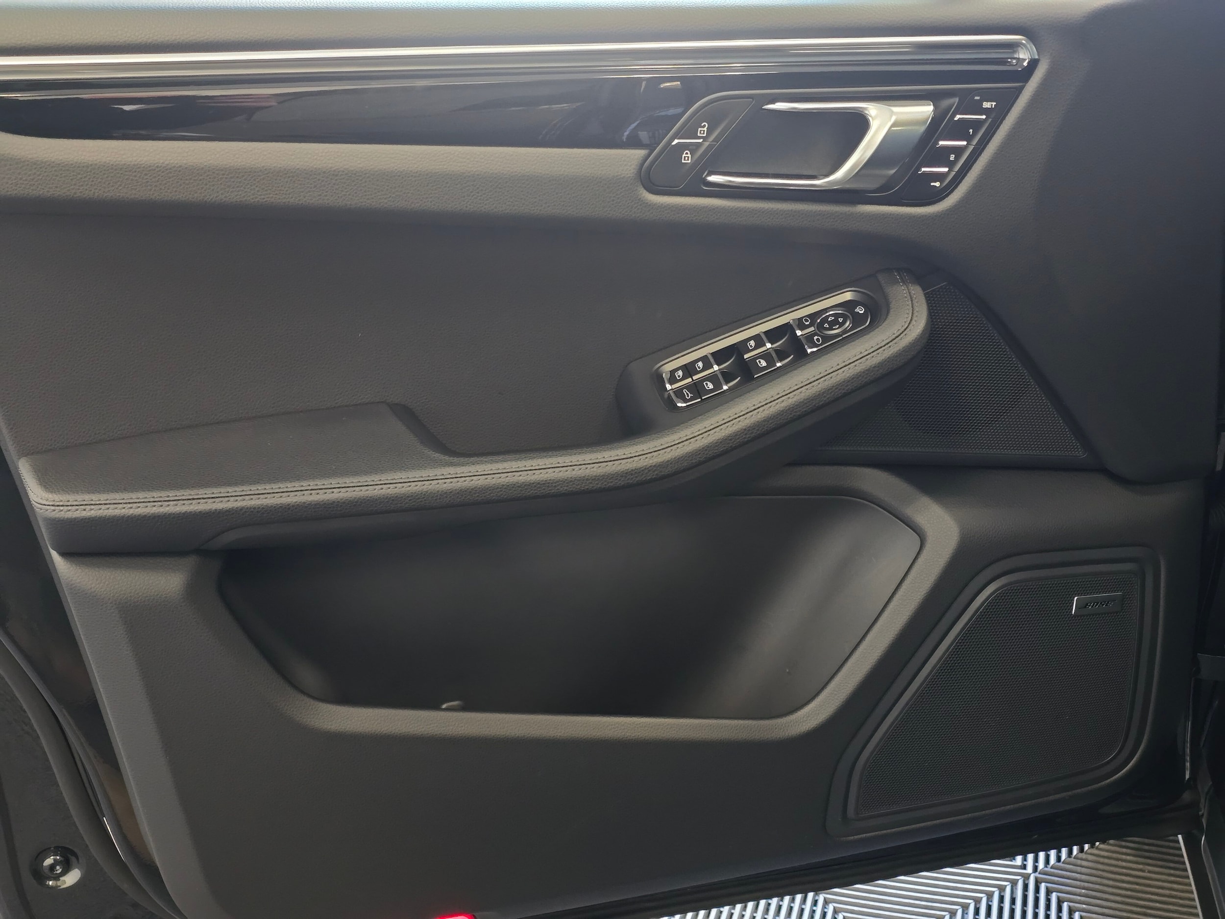 2025 Porsche Macan - Photo 33