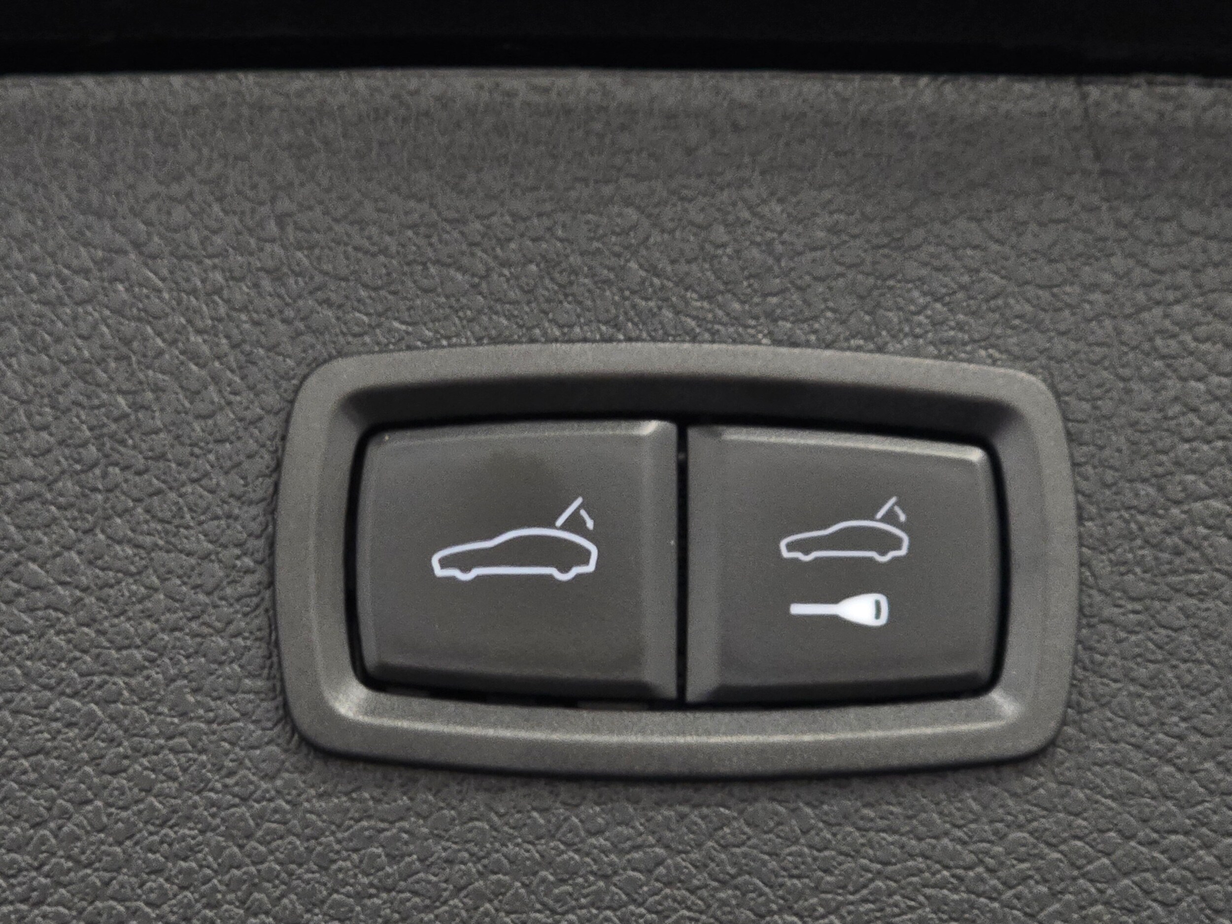 2025 Porsche Macan - Photo 24