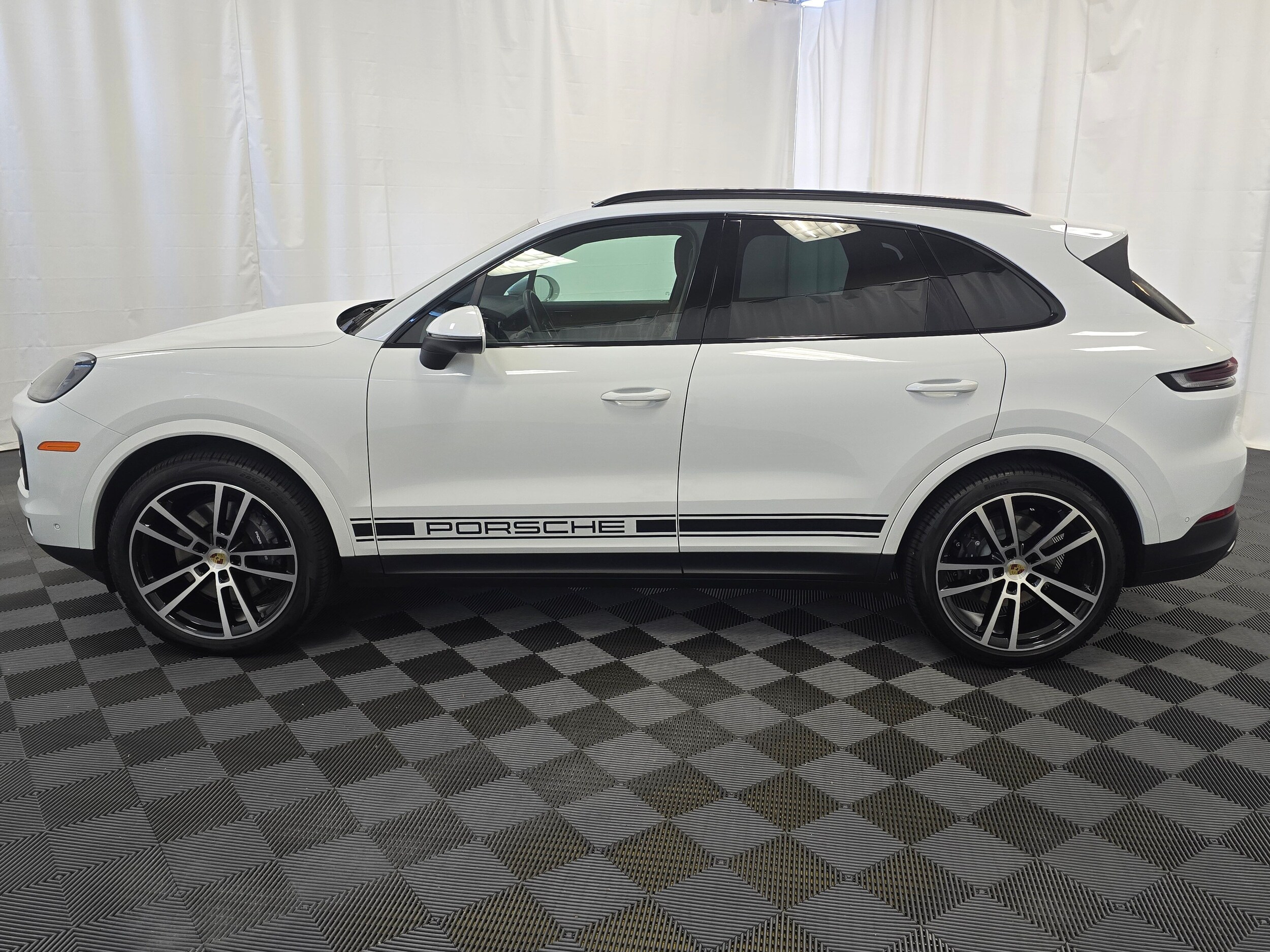 2024 Porsche Cayenne photo 2