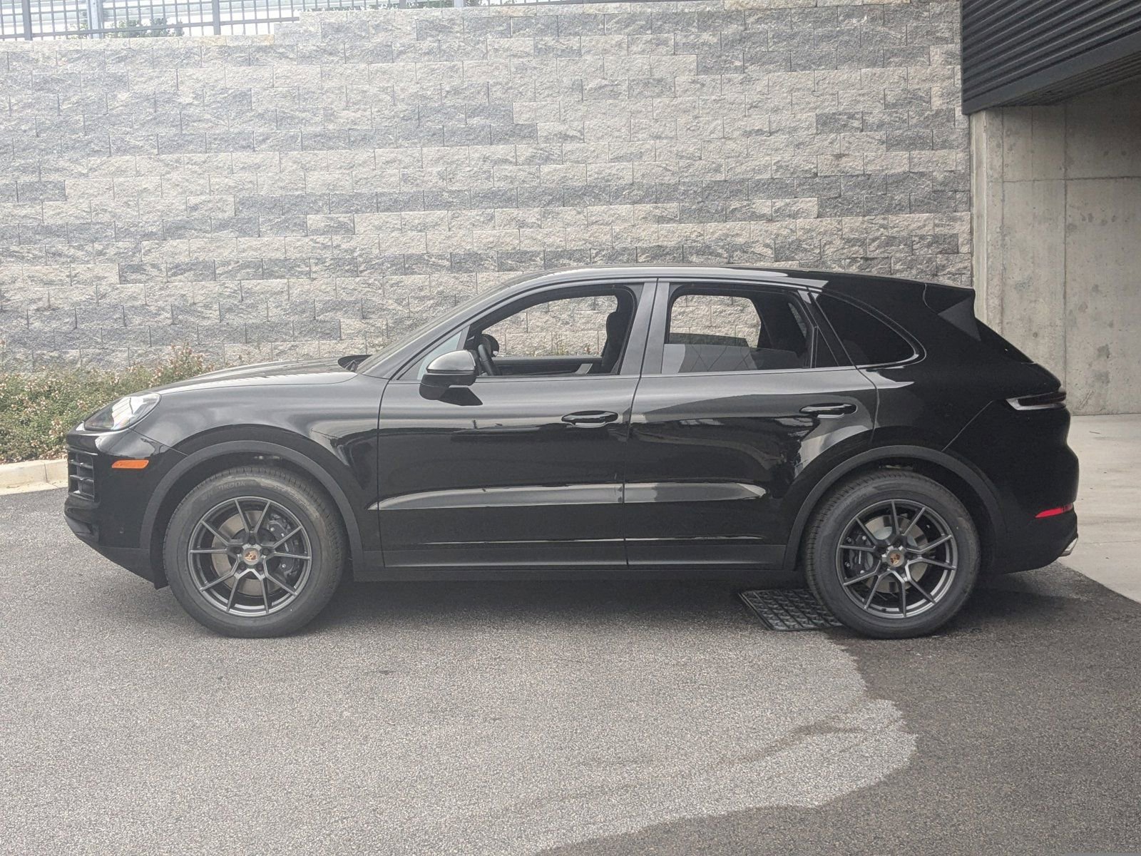2025 Porsche Cayenne photo 2