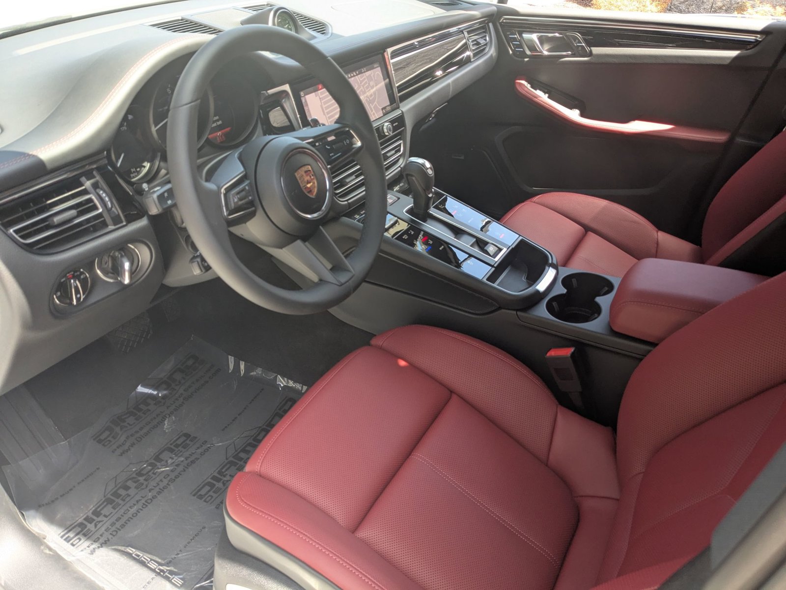 2025 Porsche Macan S photo 4