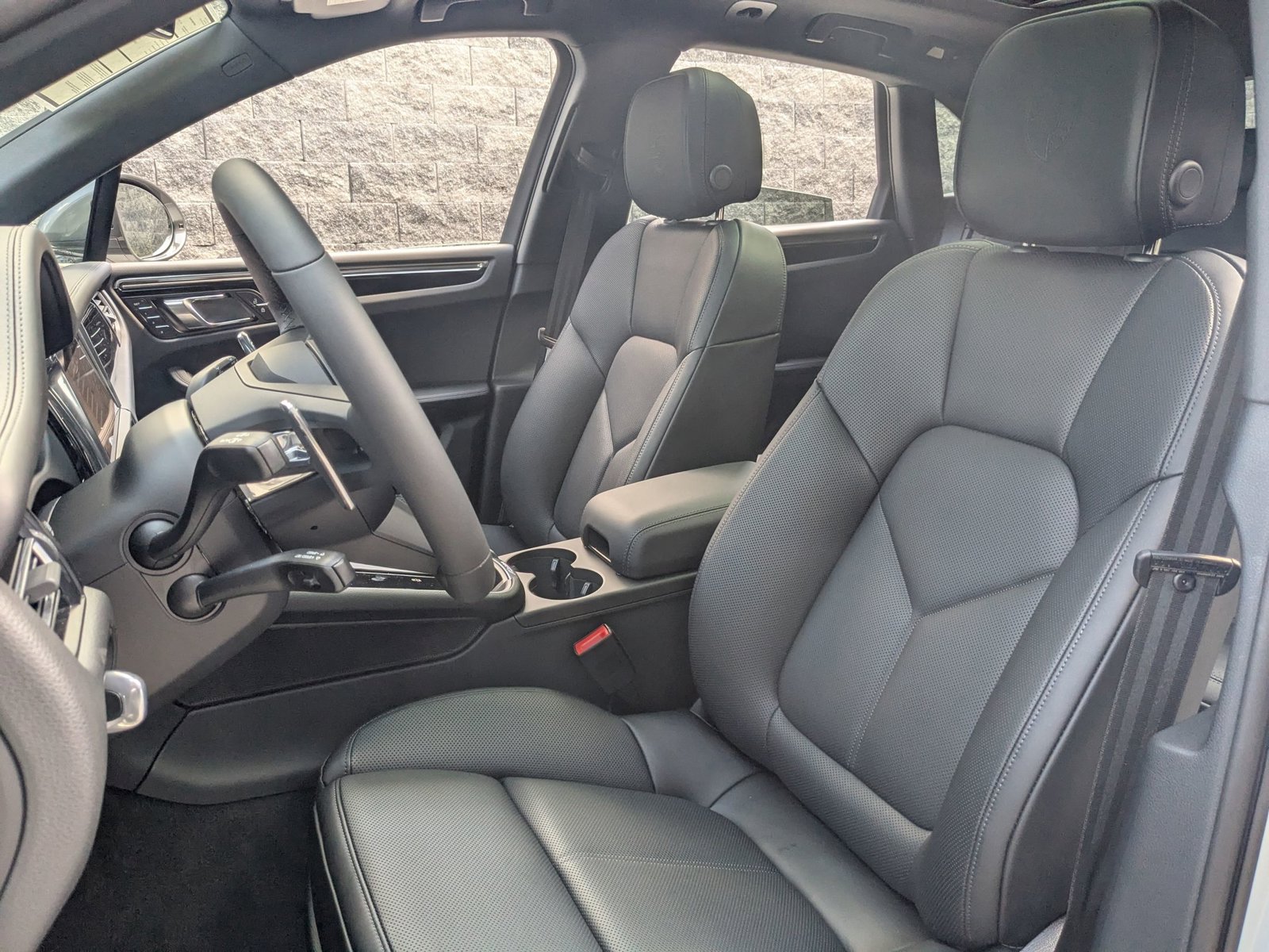 2025 Porsche Macan T photo 4