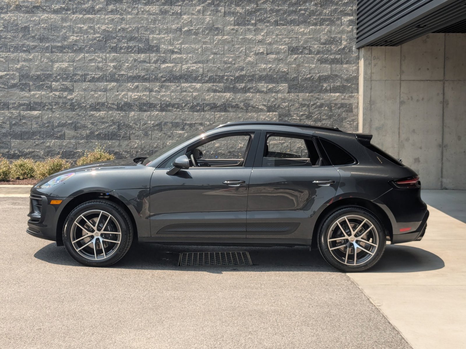 2025 Porsche Macan S photo 2