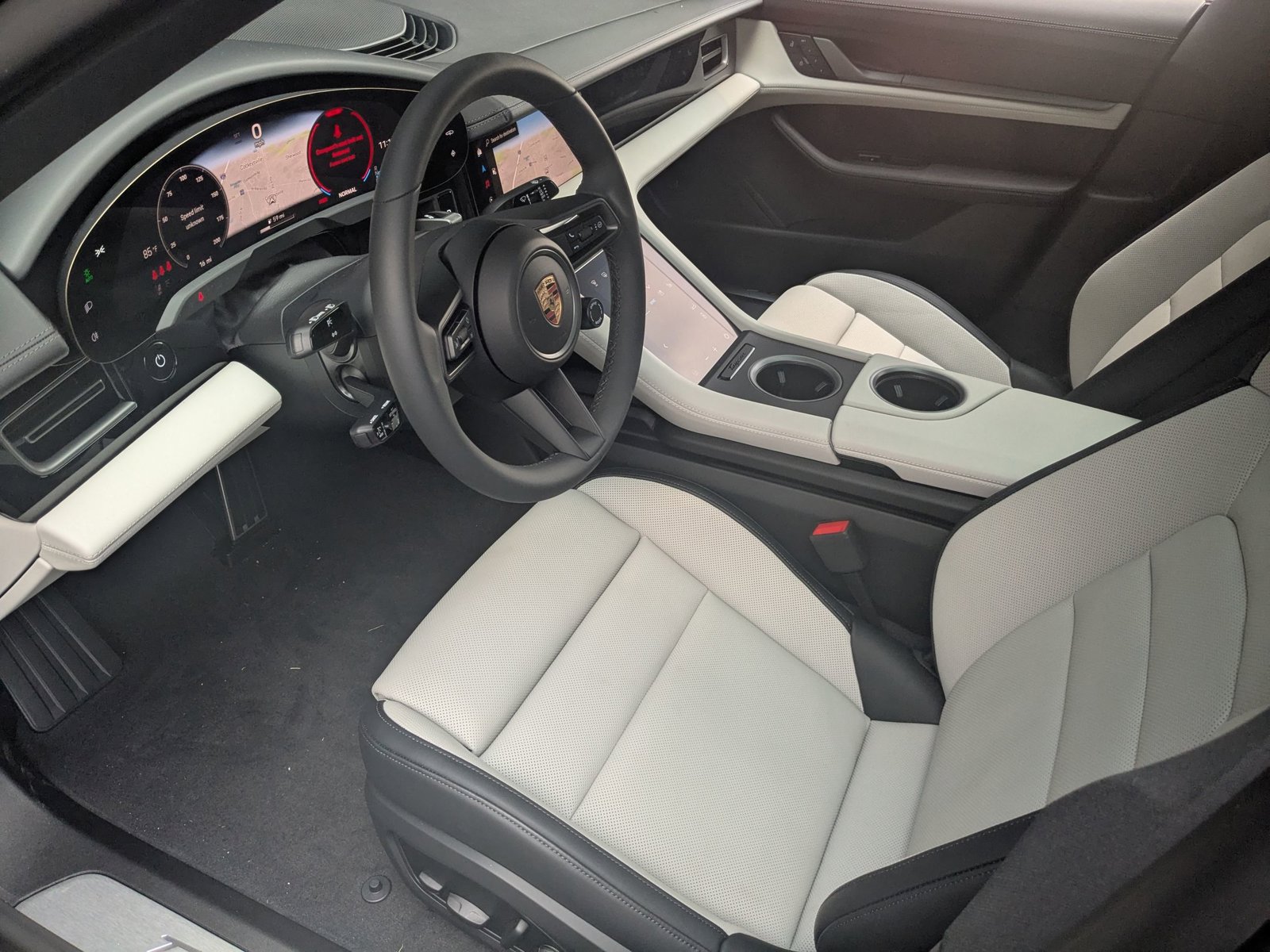 2025 Porsche Taycan 4 photo 4