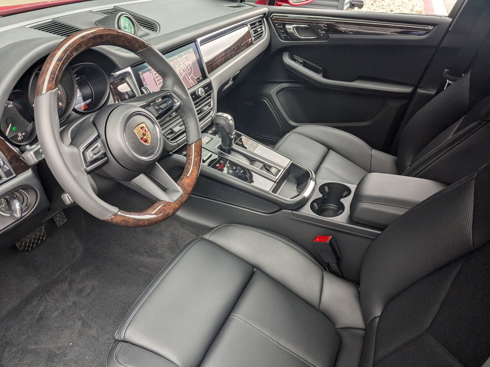 2025 Porsche Macan S photo 4