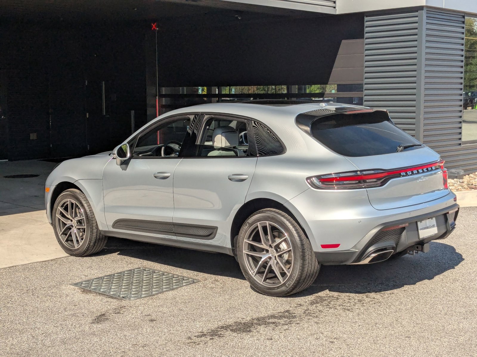 2026 Porsche Macan T photo 2