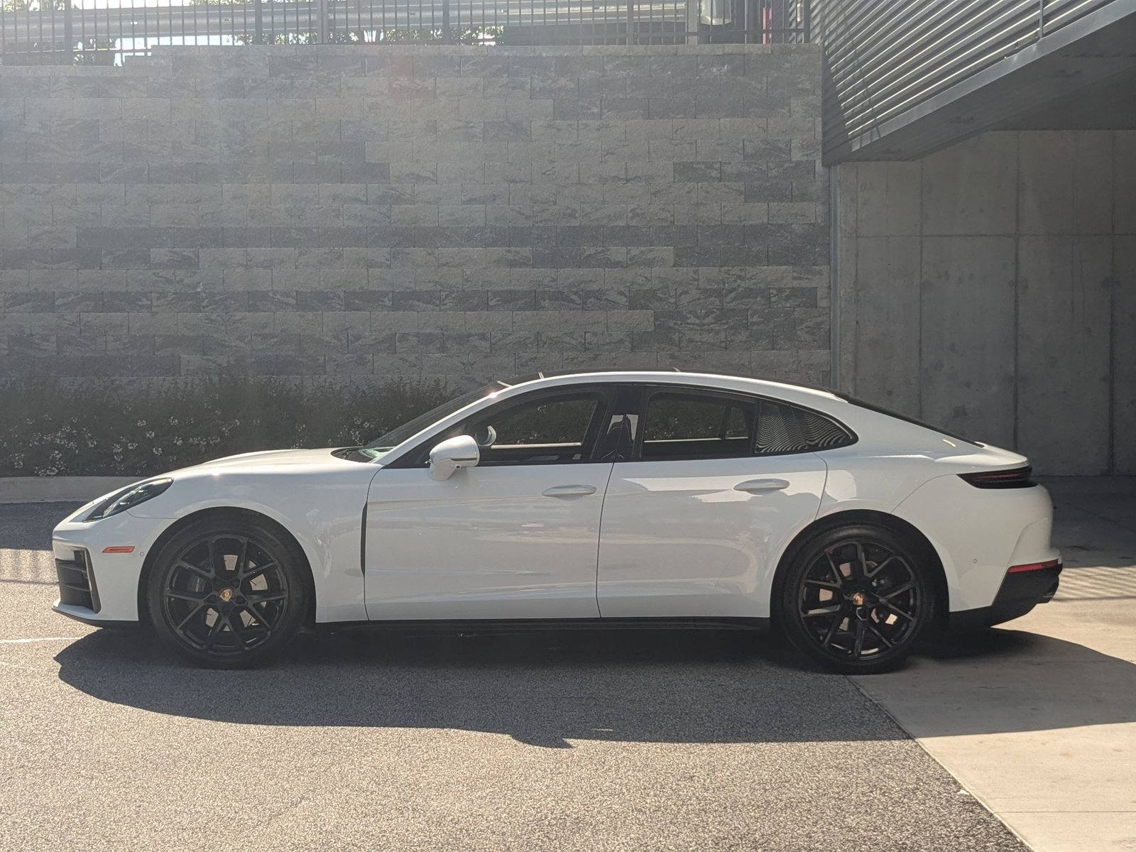 2024 Porsche Panamera 4 photo 2