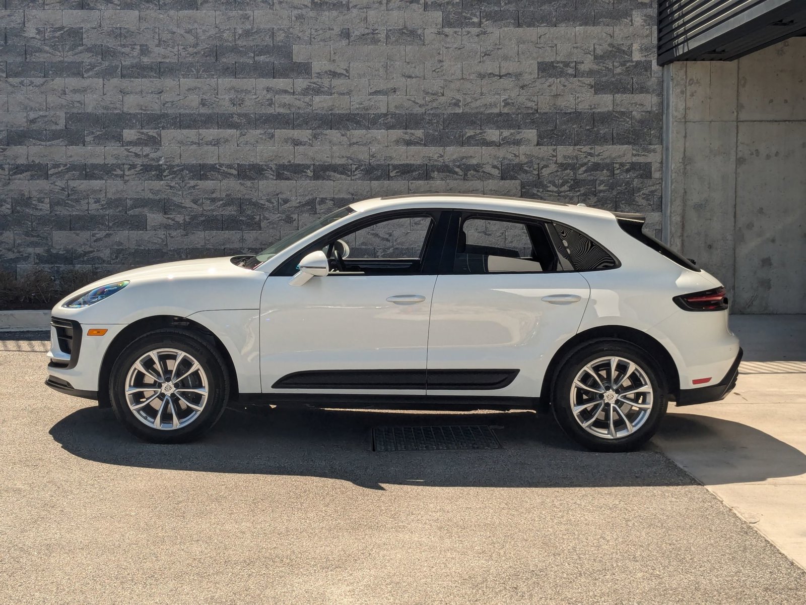 Certified 2025 Porsche Macan Base with VIN WP1AA2A57SLB01172 for sale in Cockeysville, MD