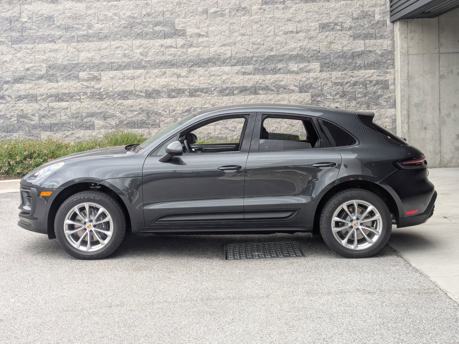 2026 Porsche Macan T photo 2