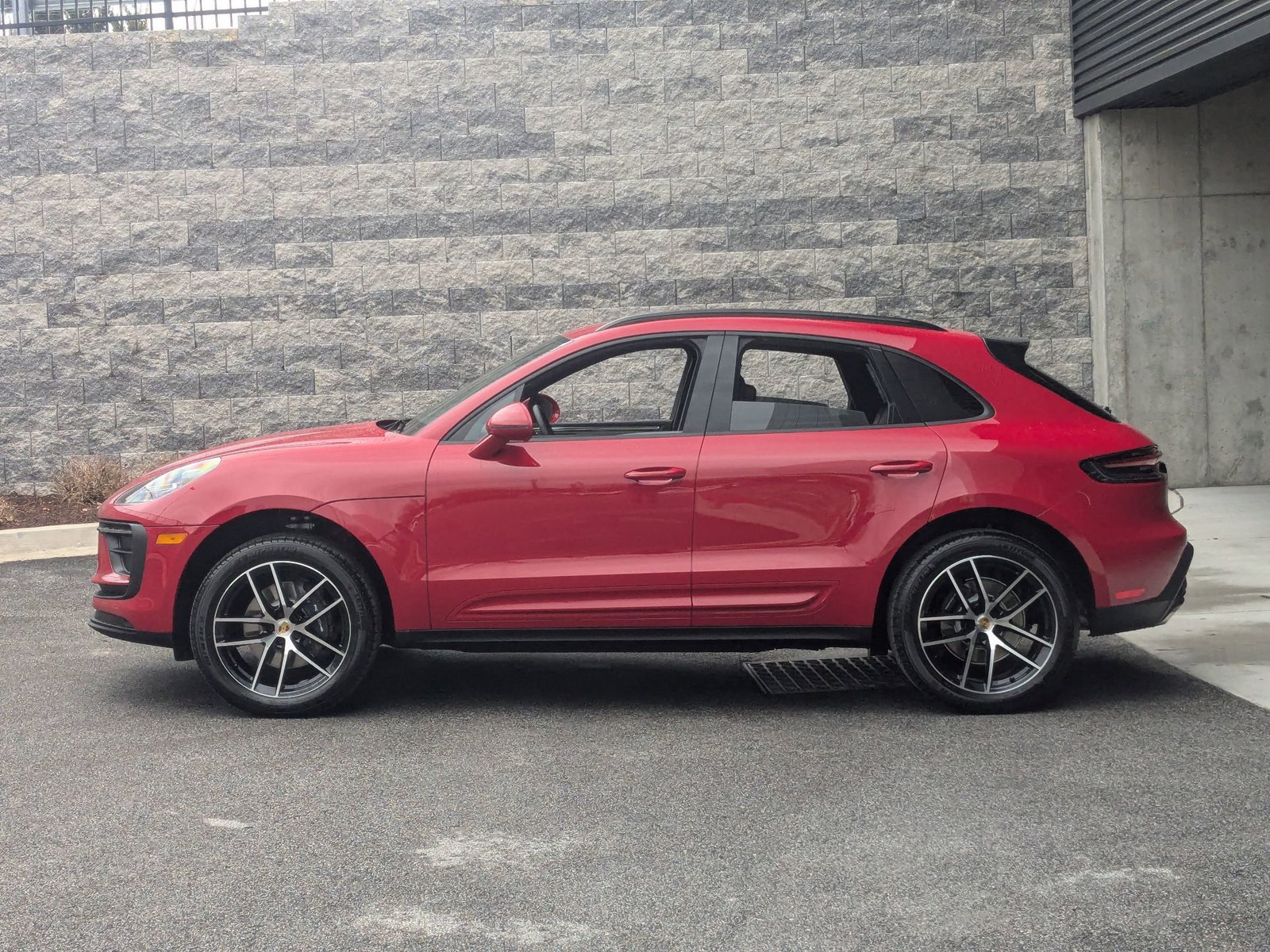 2025 Porsche Macan S photo 2