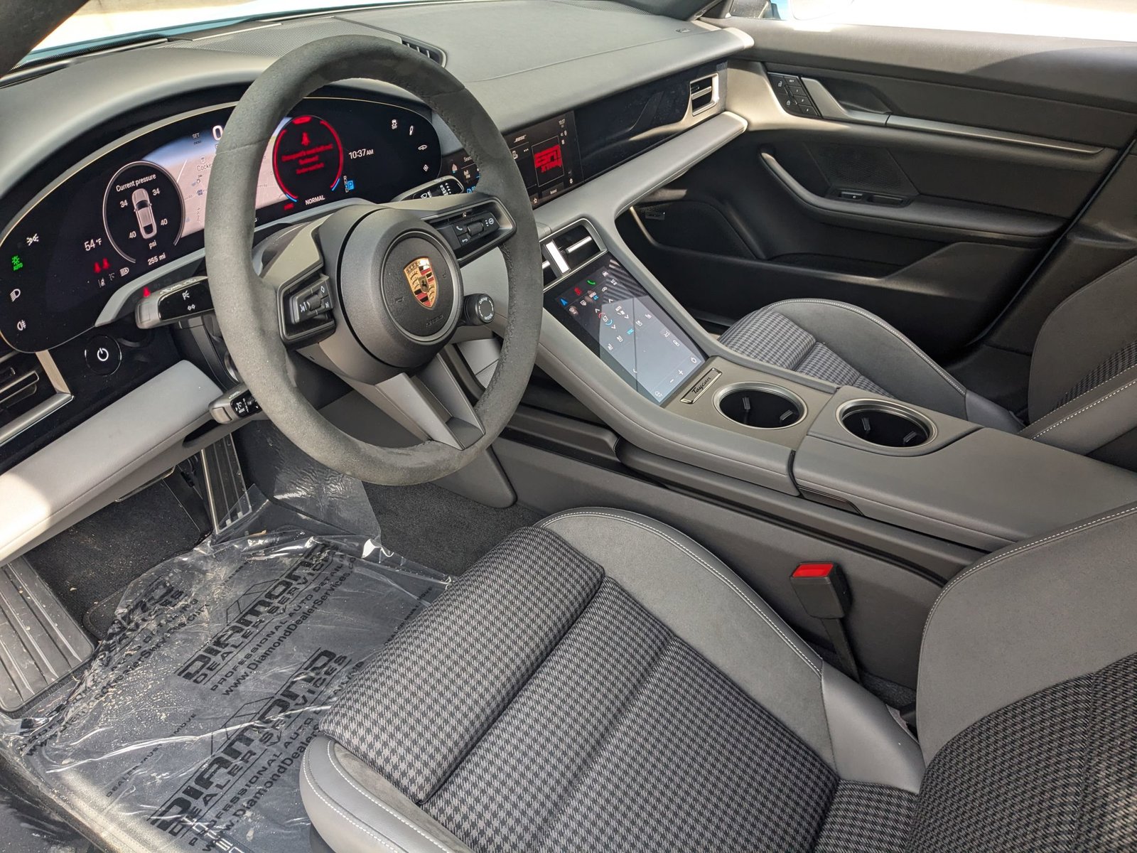 2025 Porsche Taycan photo 4
