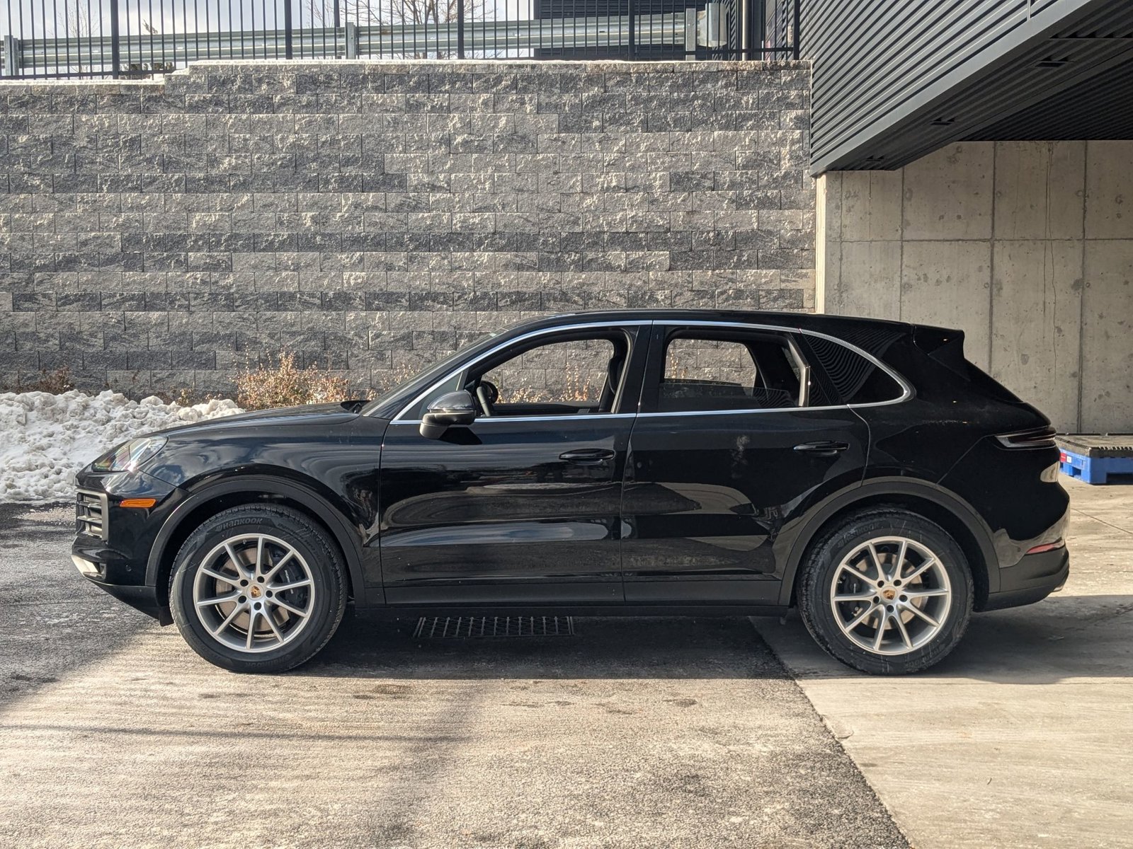 2025 Porsche Cayenne photo 2