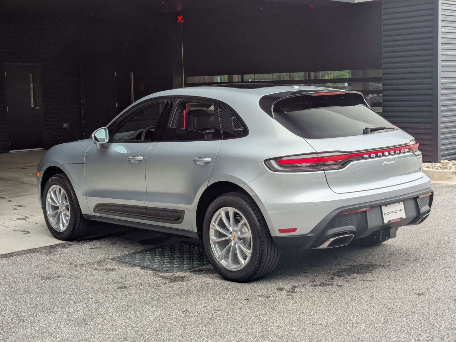 2025 Porsche Macan S photo 3