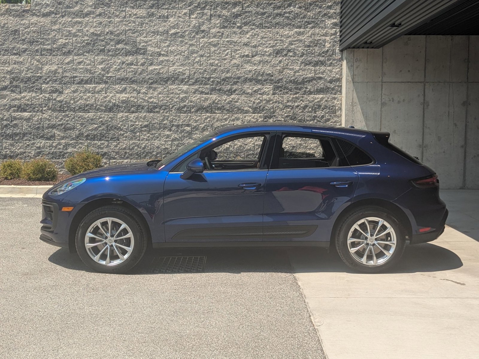 2025 Porsche Macan T photo 2