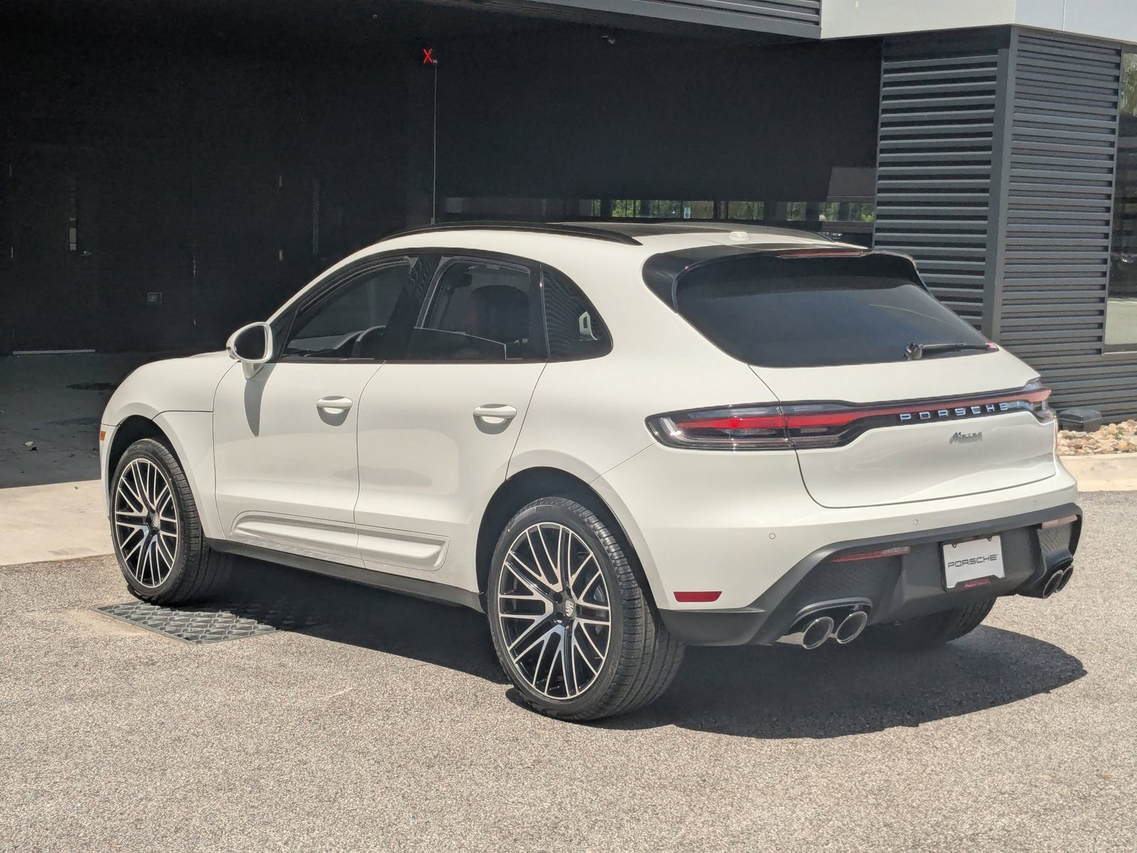 2025 Porsche Macan S photo 3