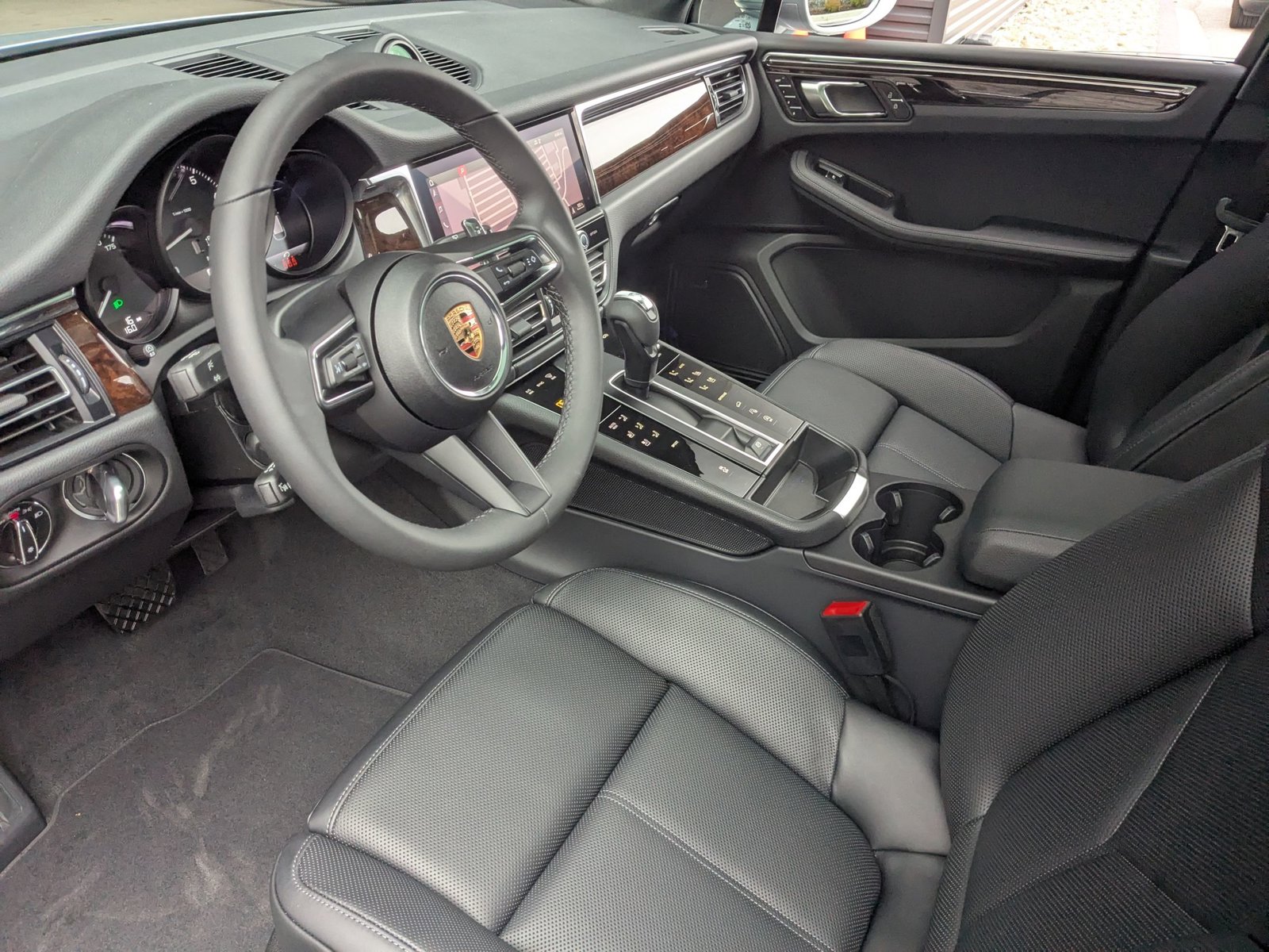 2025 Porsche Macan S photo 4