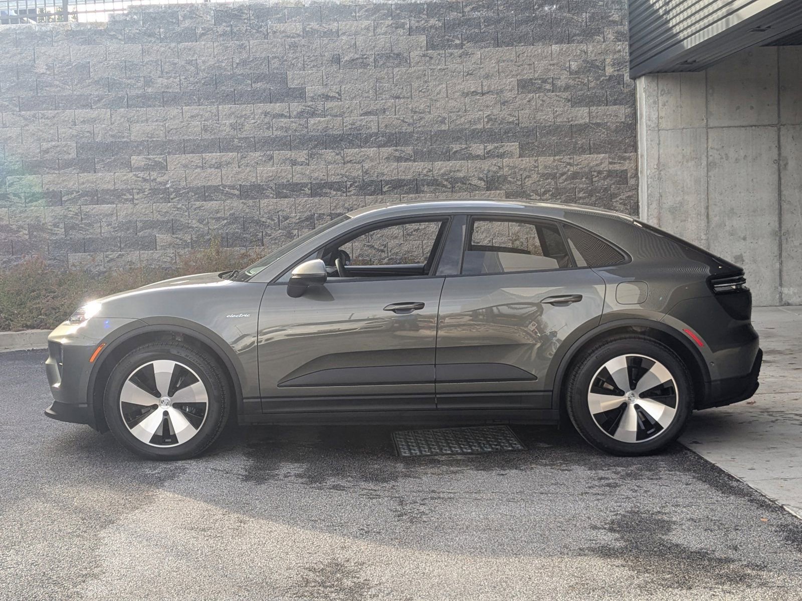 2024 Porsche Macan Electric 4 photo 2