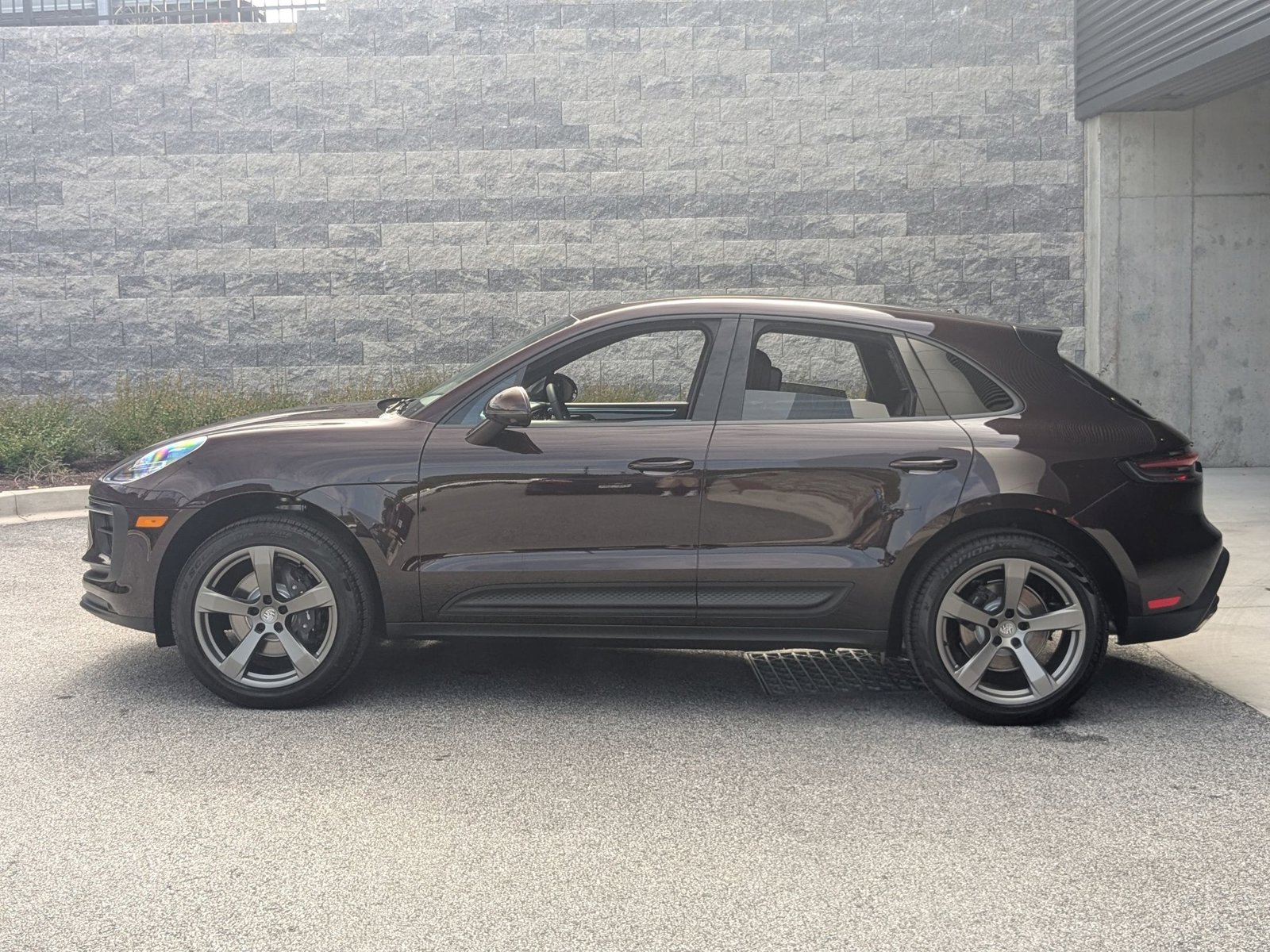 2026 Porsche Macan T photo 2