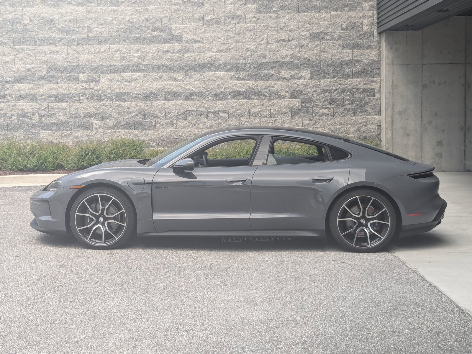 2025 Porsche Taycan 4 photo 2