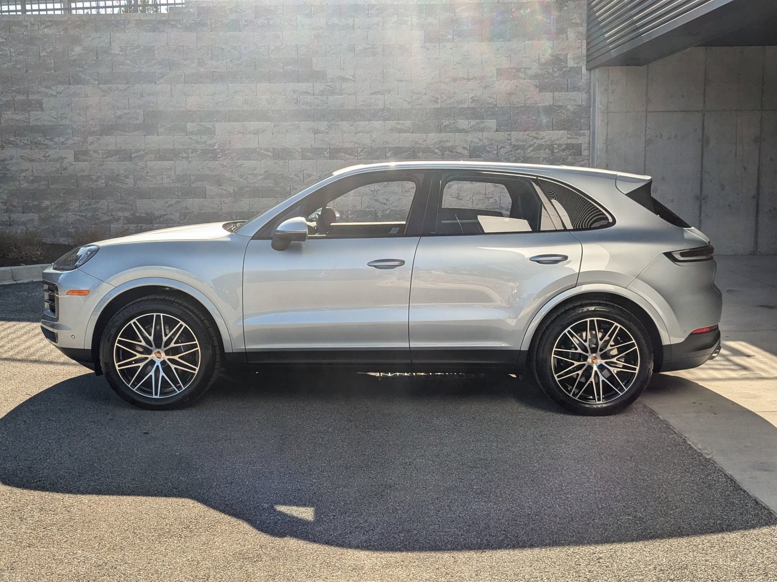 2025 Porsche Cayenne photo 2