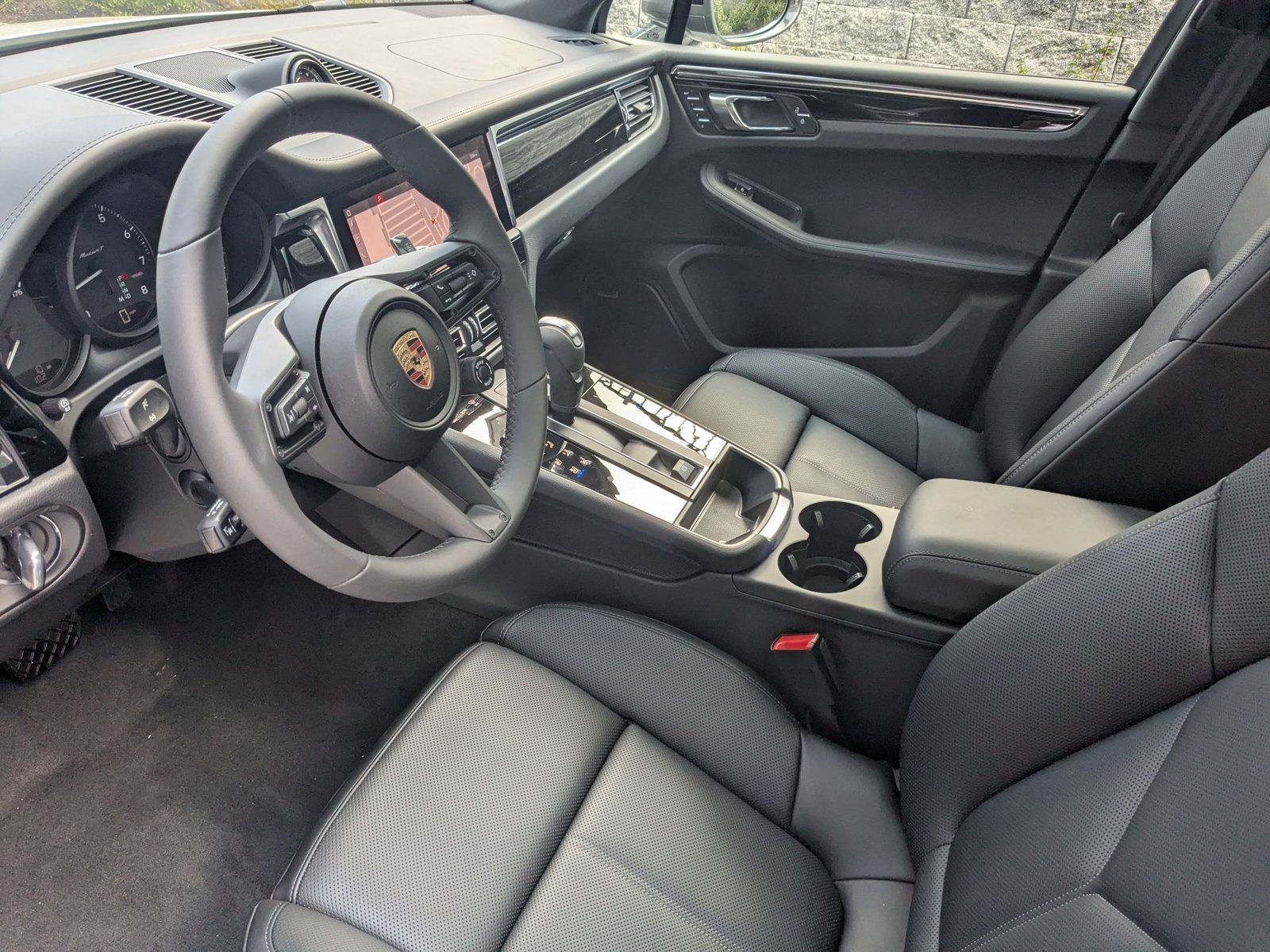 2025 Porsche Macan T photo 3