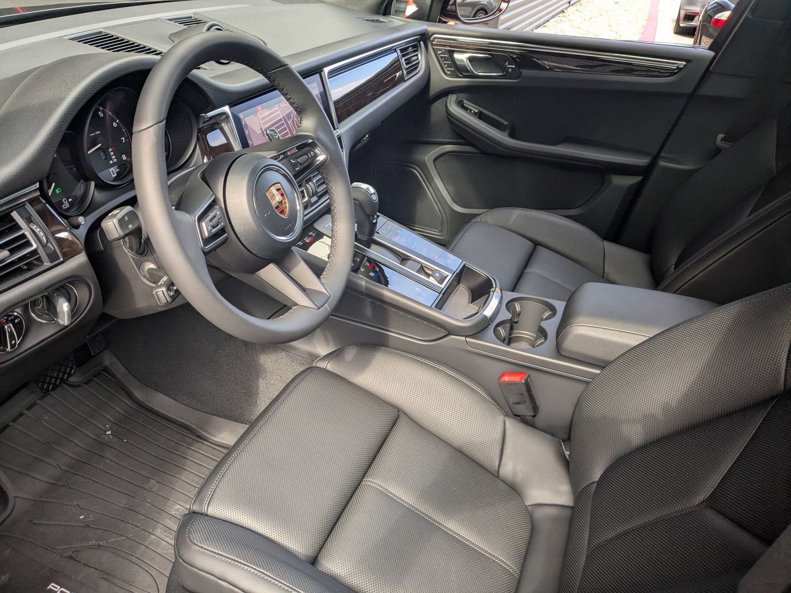2026 Porsche Macan T photo 4